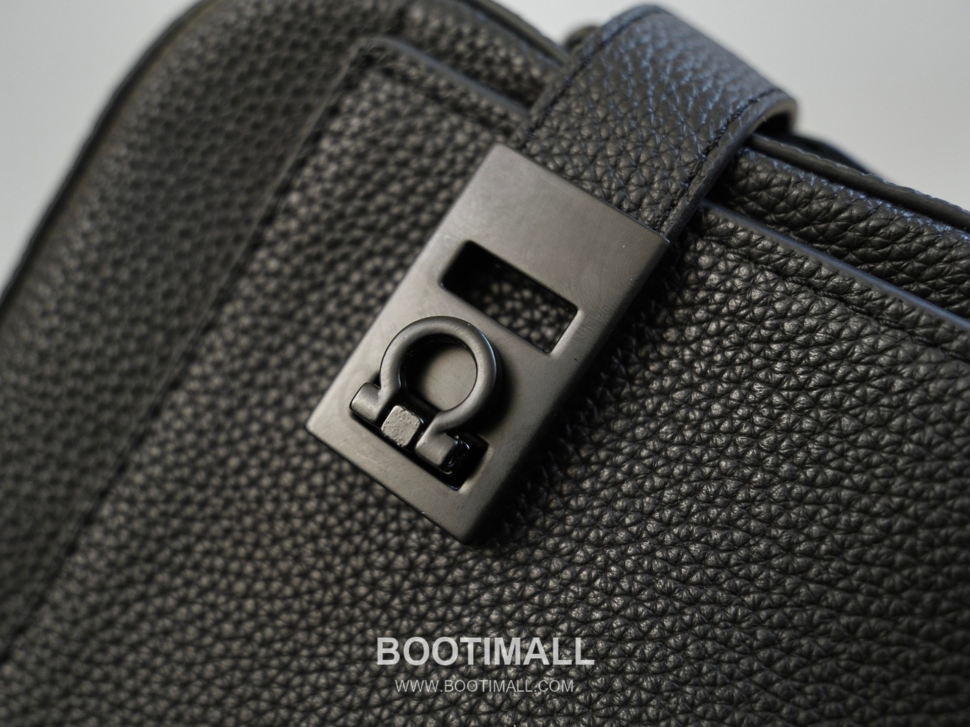 Salvatore Ferragamo Gancini Grained Calfskin Camera Crossbody Bag with Front Zip Pocket 살바토레페라가모 간치니 그레인 카프스킨 프론트 지퍼 카메라 크로스바디백 H2116087 27cm 2