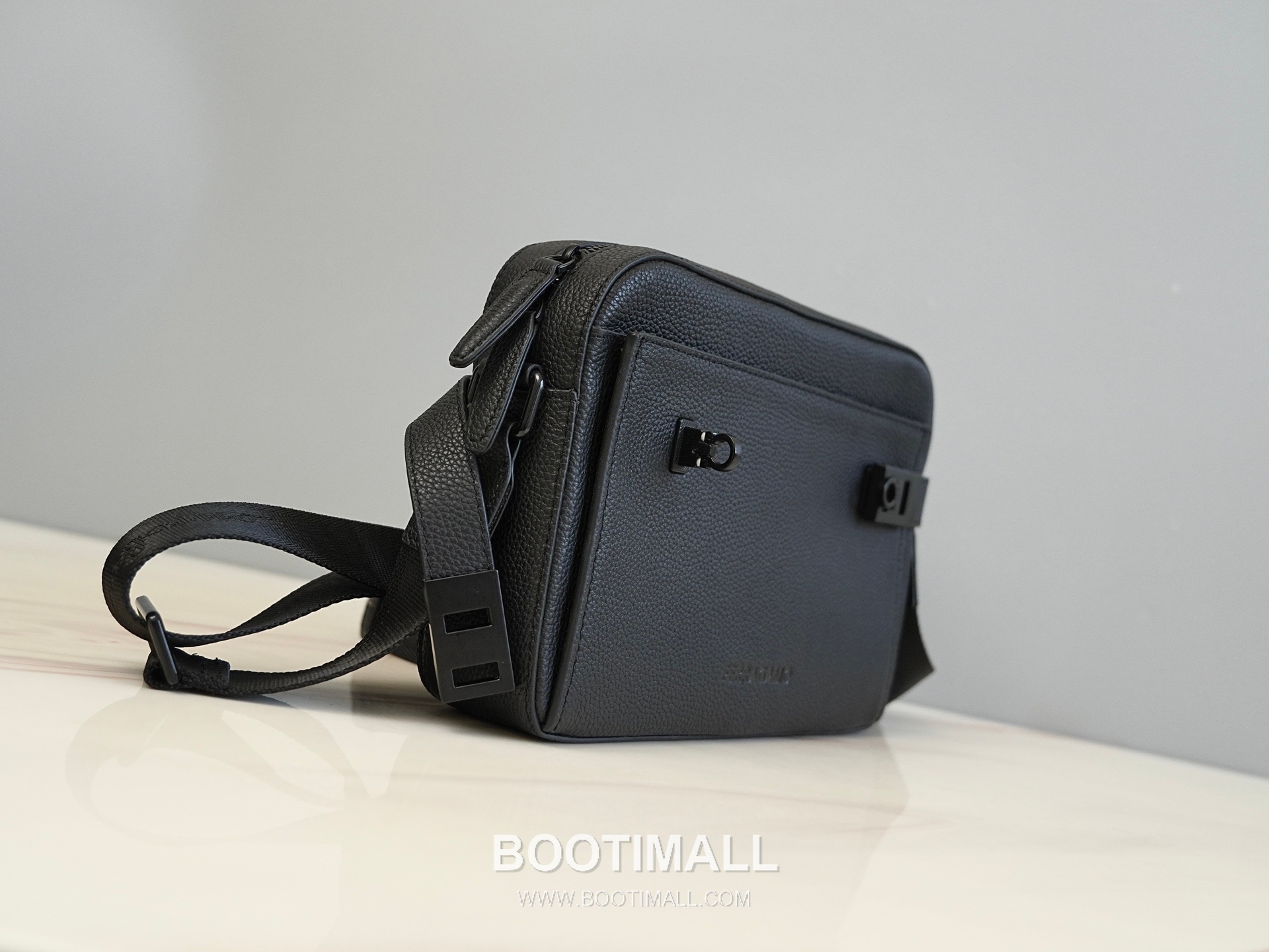 Salvatore Ferragamo Gancini Grained Calfskin Camera Crossbody Bag with Front Zip Pocket 살바토레페라가모 간치니 그레인 카프스킨 프론트 지퍼 카메라 크로스바디백 H2116087 27cm 3