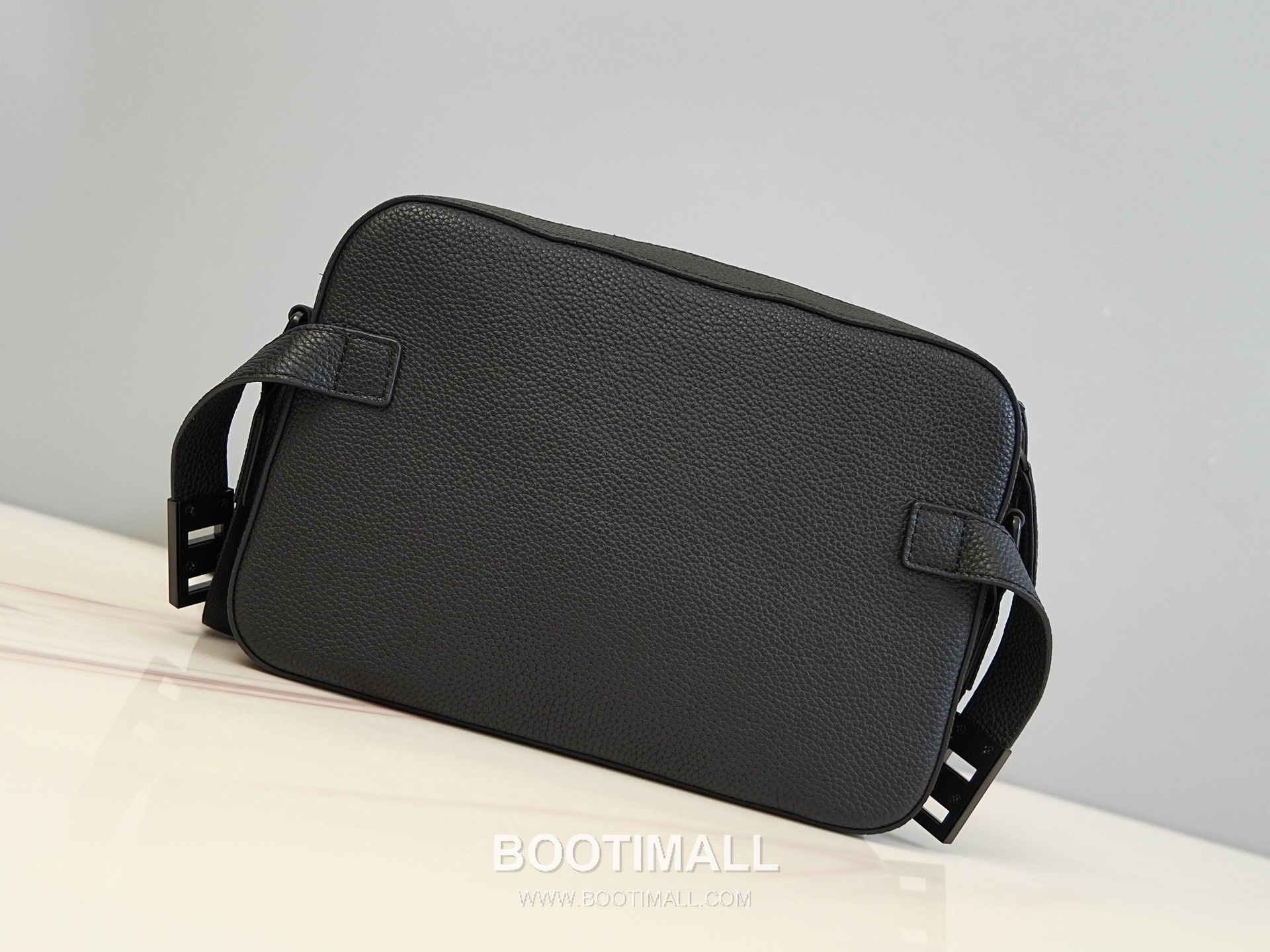 Salvatore Ferragamo Gancini Grained Calfskin Camera Crossbody Bag with Front Zip Pocket 살바토레페라가모 간치니 그레인 카프스킨 프론트 지퍼 카메라 크로스바디백 H2116087 27cm 4