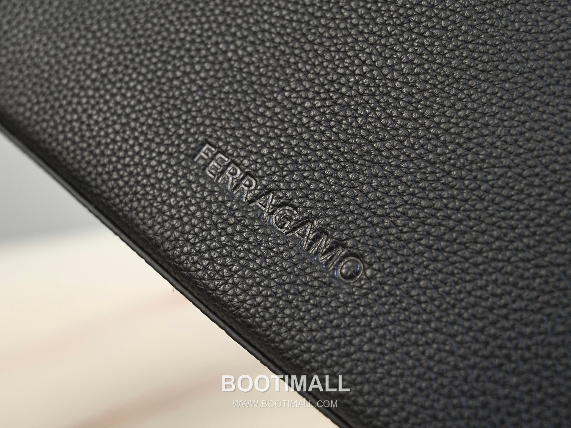 Salvatore Ferragamo Gancini Grained Calfskin Camera Crossbody Bag with Front Zip Pocket 살바토레페라가모 간치니 그레인 카프스킨 프론트 지퍼 카메라 크로스바디백 H2116087 27cm 5