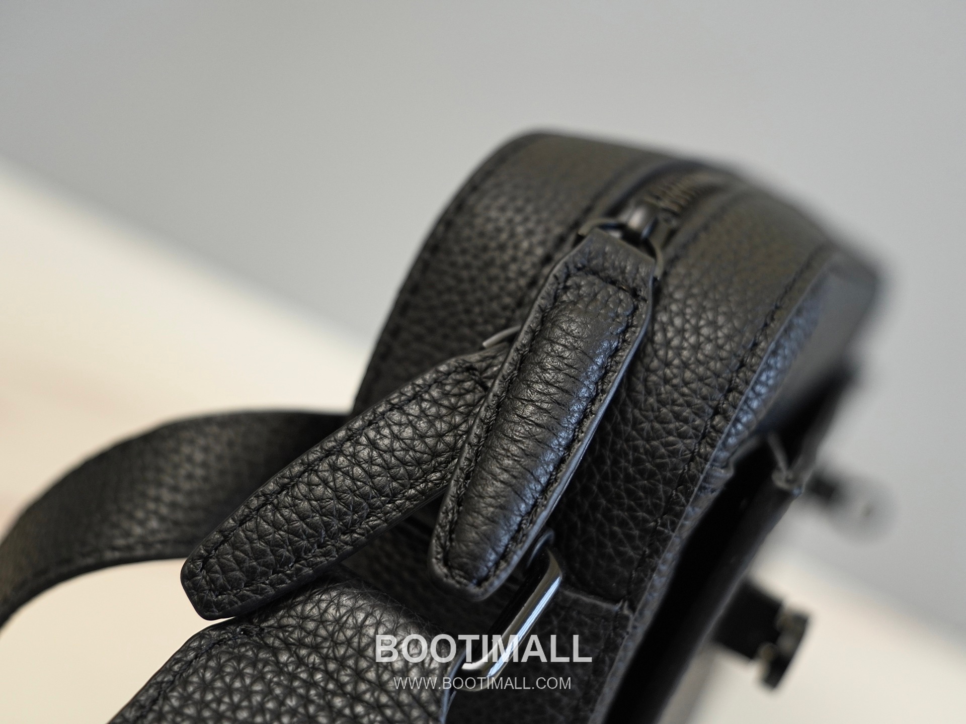 Salvatore Ferragamo Gancini Grained Calfskin Camera Crossbody Bag with Front Zip Pocket 살바토레페라가모 간치니 그레인 카프스킨 프론트 지퍼 카메라 크로스바디백 H2116087 27cm 6