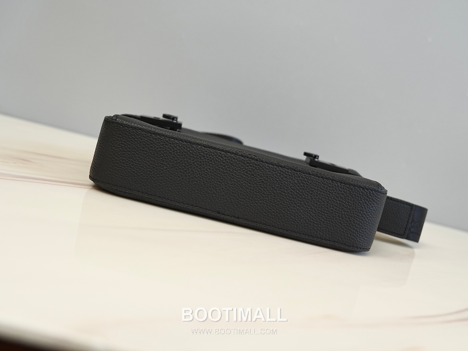 Salvatore Ferragamo Gancini Grained Calfskin Camera Crossbody Bag with Front Zip Pocket 살바토레페라가모 간치니 그레인 카프스킨 프론트 지퍼 카메라 크로스바디백 H2116087 27cm 8