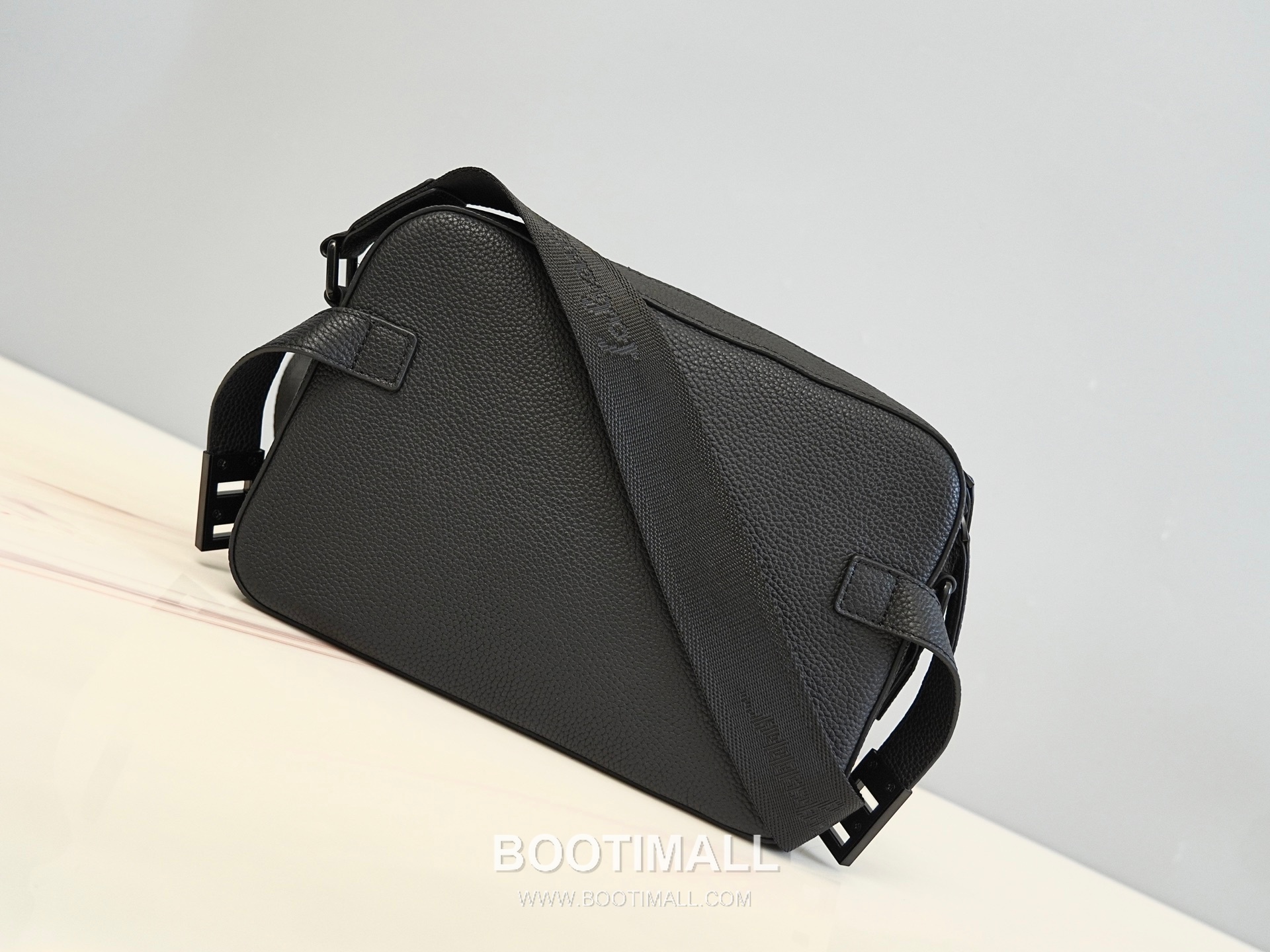 Salvatore Ferragamo Gancini Grained Calfskin Camera Crossbody Bag with Front Zip Pocket 살바토레페라가모 간치니 그레인 카프스킨 프론트 지퍼 카메라 크로스바디백 H2116087 27cm 9