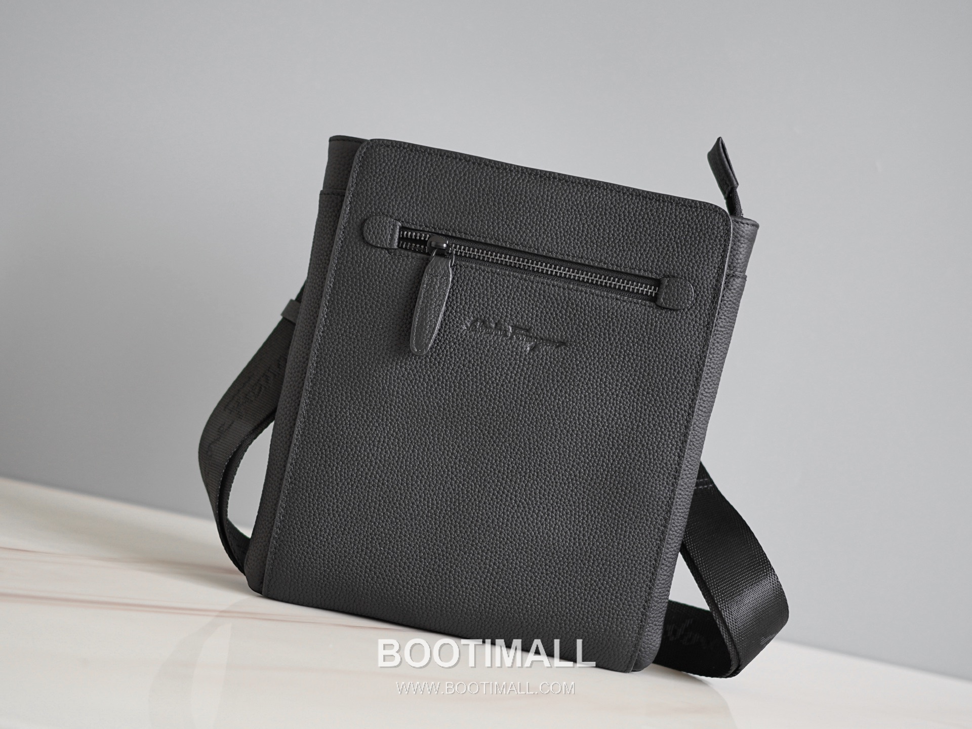 Salvatore Ferragamo Gancini Grained Calfskin Bucket Crossbody Bag with Front Zip Pocket 살바토레페라가모 간치니 그레인 카프스킨 프론트 지퍼 버킷 크로스바디백 2116088-4B 23.5cm 1