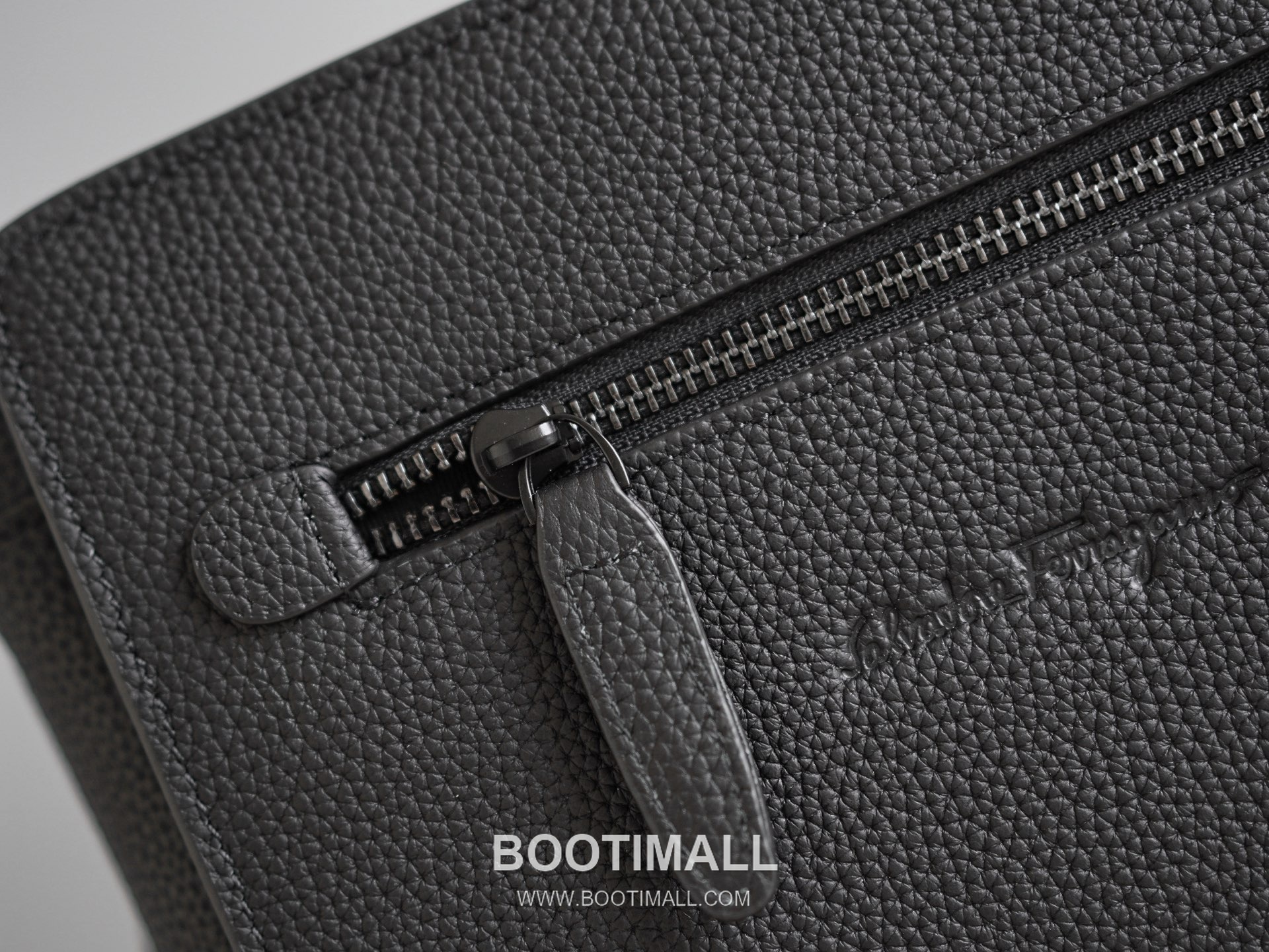 Salvatore Ferragamo Gancini Grained Calfskin Bucket Crossbody Bag with Front Zip Pocket 살바토레페라가모 간치니 그레인 카프스킨 프론트 지퍼 버킷 크로스바디백 2116088-4B 23.5cm 2