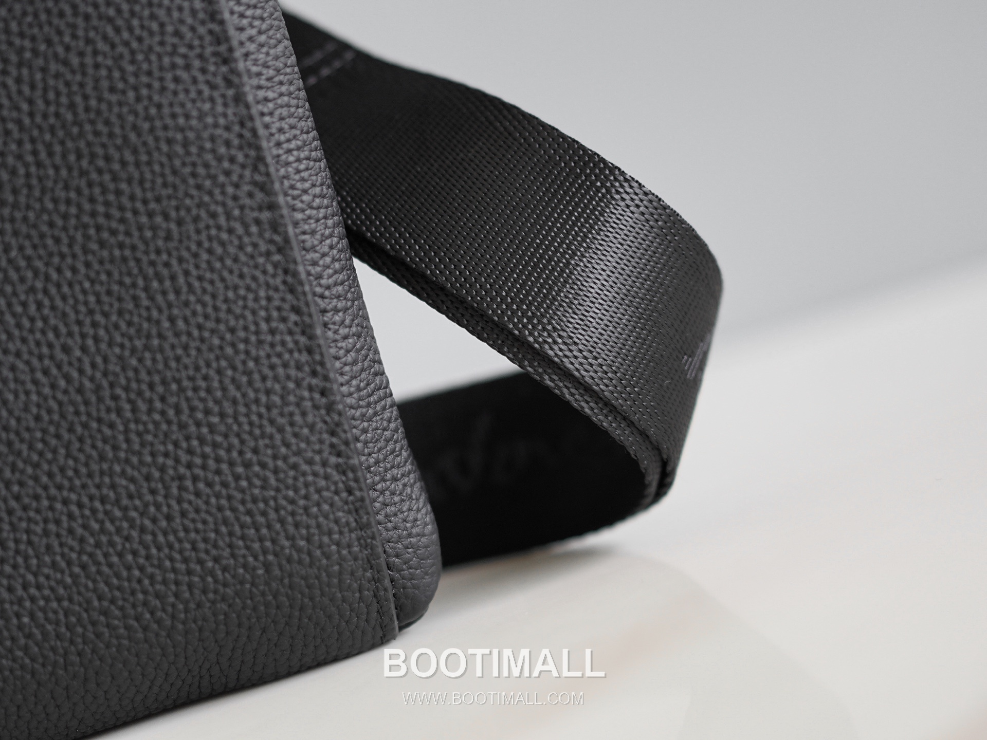 Salvatore Ferragamo Gancini Grained Calfskin Bucket Crossbody Bag with Front Zip Pocket 살바토레페라가모 간치니 그레인 카프스킨 프론트 지퍼 버킷 크로스바디백 2116088-4B 23.5cm 3