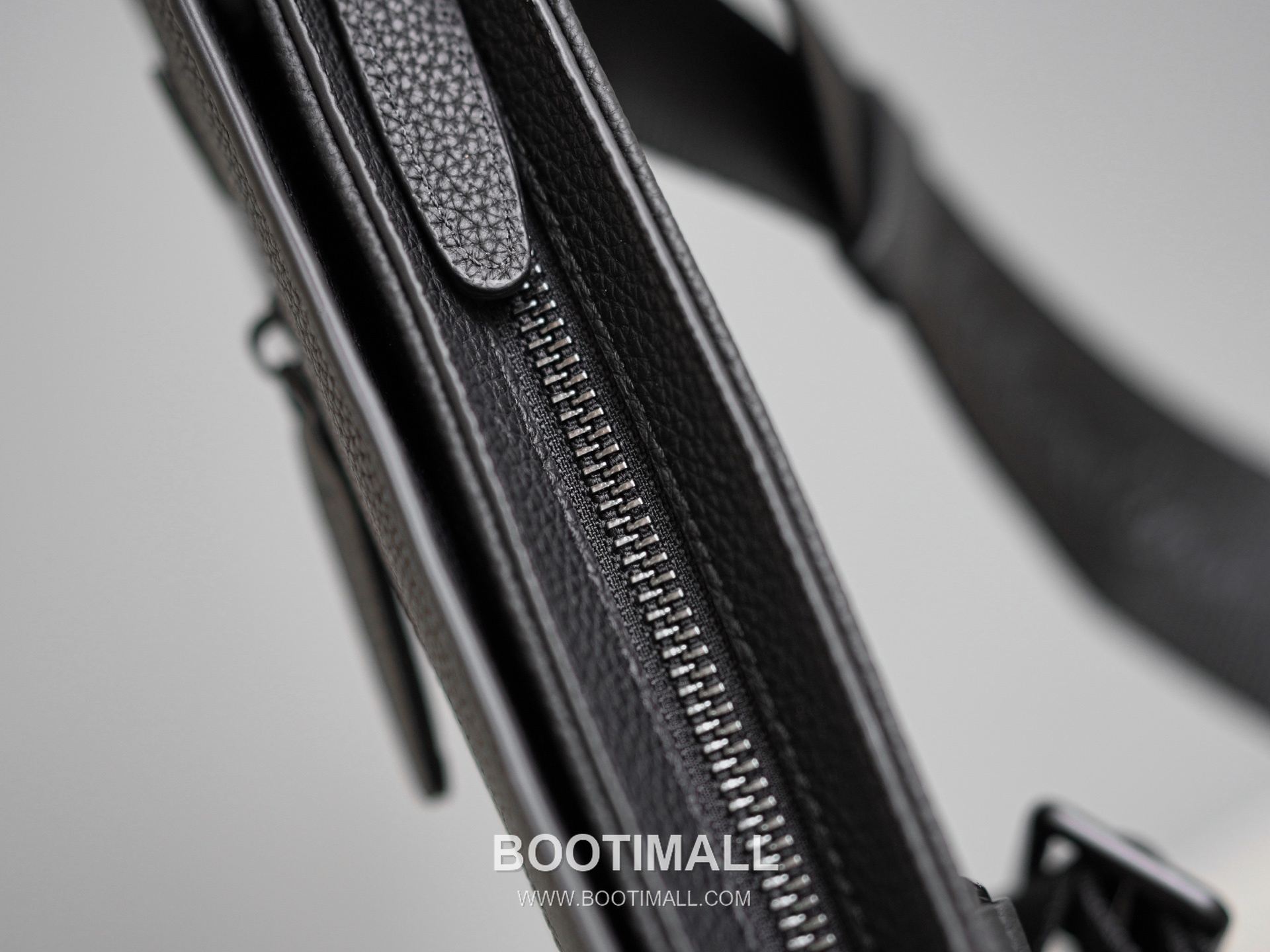 Salvatore Ferragamo Gancini Grained Calfskin Bucket Crossbody Bag with Front Zip Pocket 살바토레페라가모 간치니 그레인 카프스킨 프론트 지퍼 버킷 크로스바디백 2116088-4B 23.5cm 4