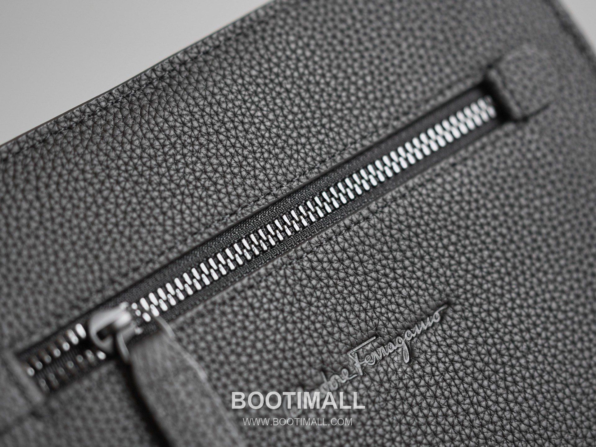 Salvatore Ferragamo Gancini Grained Calfskin Bucket Crossbody Bag with Front Zip Pocket 살바토레페라가모 간치니 그레인 카프스킨 프론트 지퍼 버킷 크로스바디백 2116088-4B 23.5cm 5