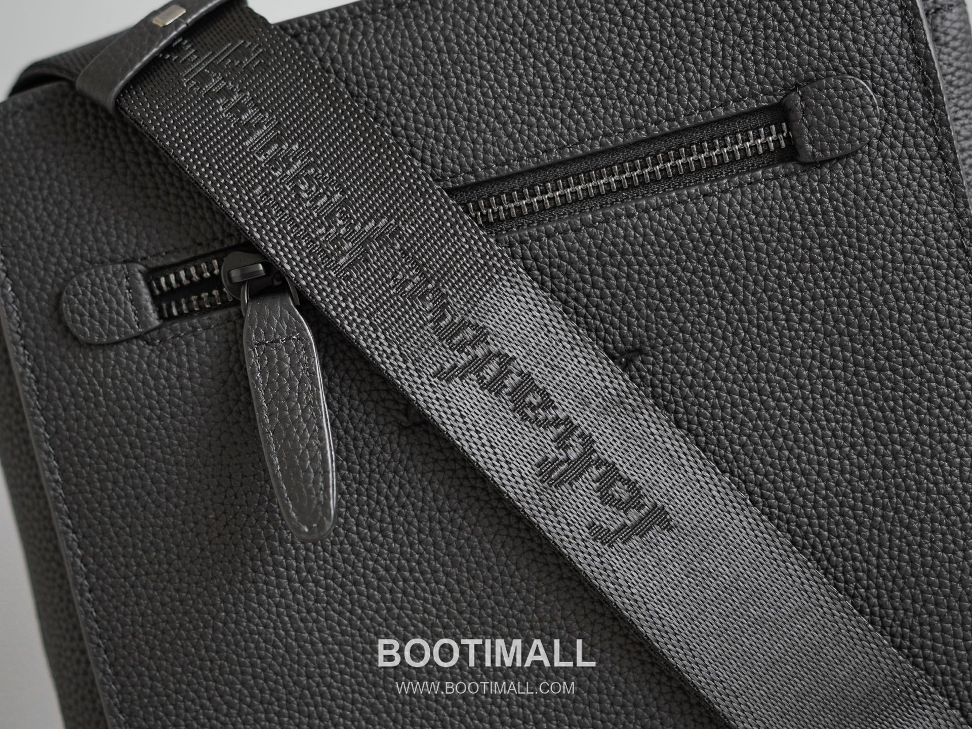 Salvatore Ferragamo Gancini Grained Calfskin Bucket Crossbody Bag with Front Zip Pocket 살바토레페라가모 간치니 그레인 카프스킨 프론트 지퍼 버킷 크로스바디백 2116088-4B 23.5cm 6