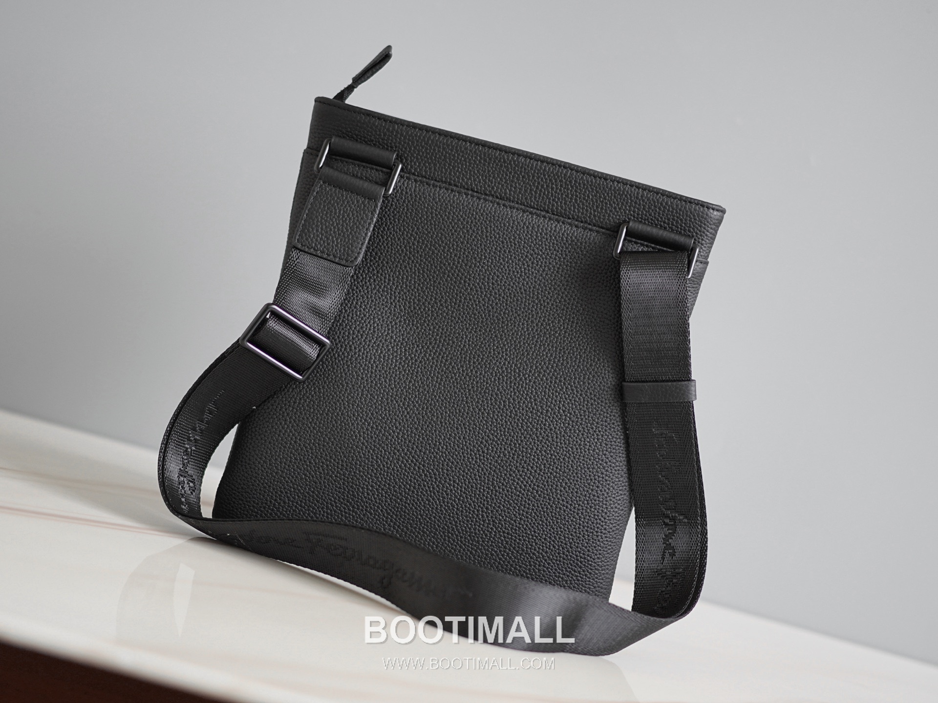 Salvatore Ferragamo Gancini Grained Calfskin Bucket Crossbody Bag with Front Zip Pocket 살바토레페라가모 간치니 그레인 카프스킨 프론트 지퍼 버킷 크로스바디백 2116088-4B 23.5cm 8