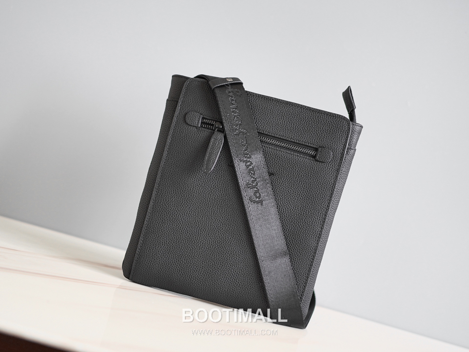 Salvatore Ferragamo Gancini Grained Calfskin Bucket Crossbody Bag with Front Zip Pocket 살바토레페라가모 간치니 그레인 카프스킨 프론트 지퍼 버킷 크로스바디백 2116088-4B 23.5cm 9