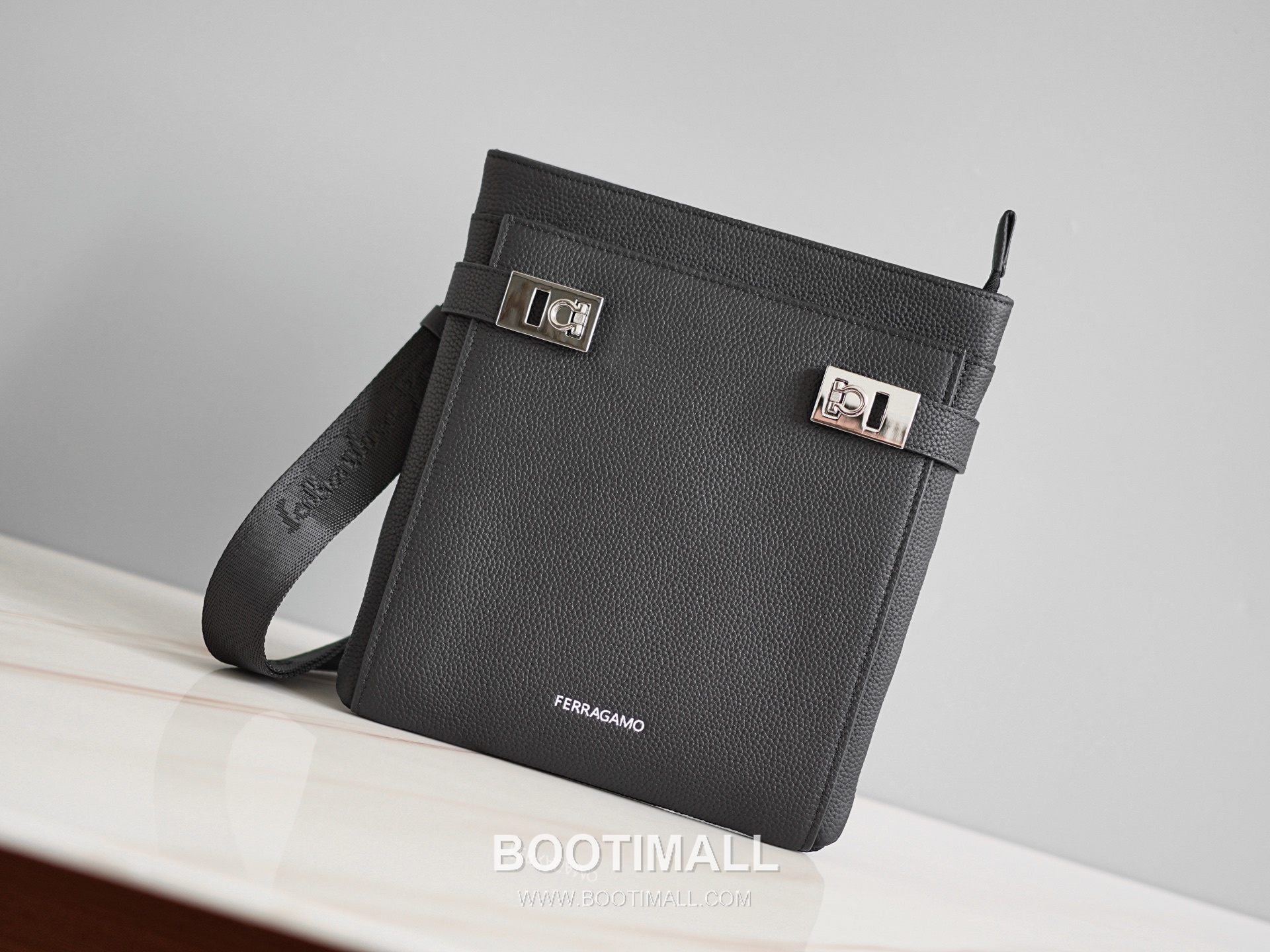 Salvatore Ferragamo Gancini Grained Calfskin Bucket Crossbody Bag with Front Zip Pocket 살바토레페라가모 간치니 그레인 카프스킨 프론트 지퍼 버킷 크로스바디백 2116088-4A 23.5cm 1