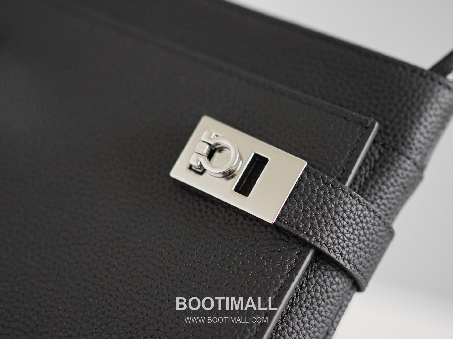 Salvatore Ferragamo Gancini Grained Calfskin Bucket Crossbody Bag with Front Zip Pocket 살바토레페라가모 간치니 그레인 카프스킨 프론트 지퍼 버킷 크로스바디백 2116088-4A 23.5cm 2