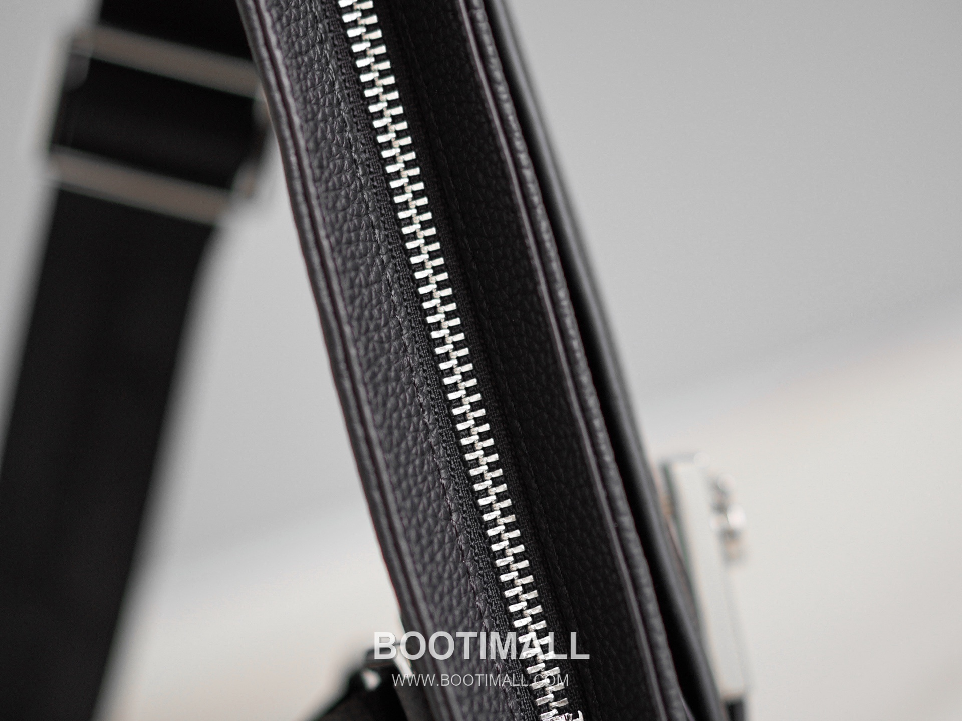 Salvatore Ferragamo Gancini Grained Calfskin Bucket Crossbody Bag with Front Zip Pocket 살바토레페라가모 간치니 그레인 카프스킨 프론트 지퍼 버킷 크로스바디백 2116088-4A 23.5cm 3