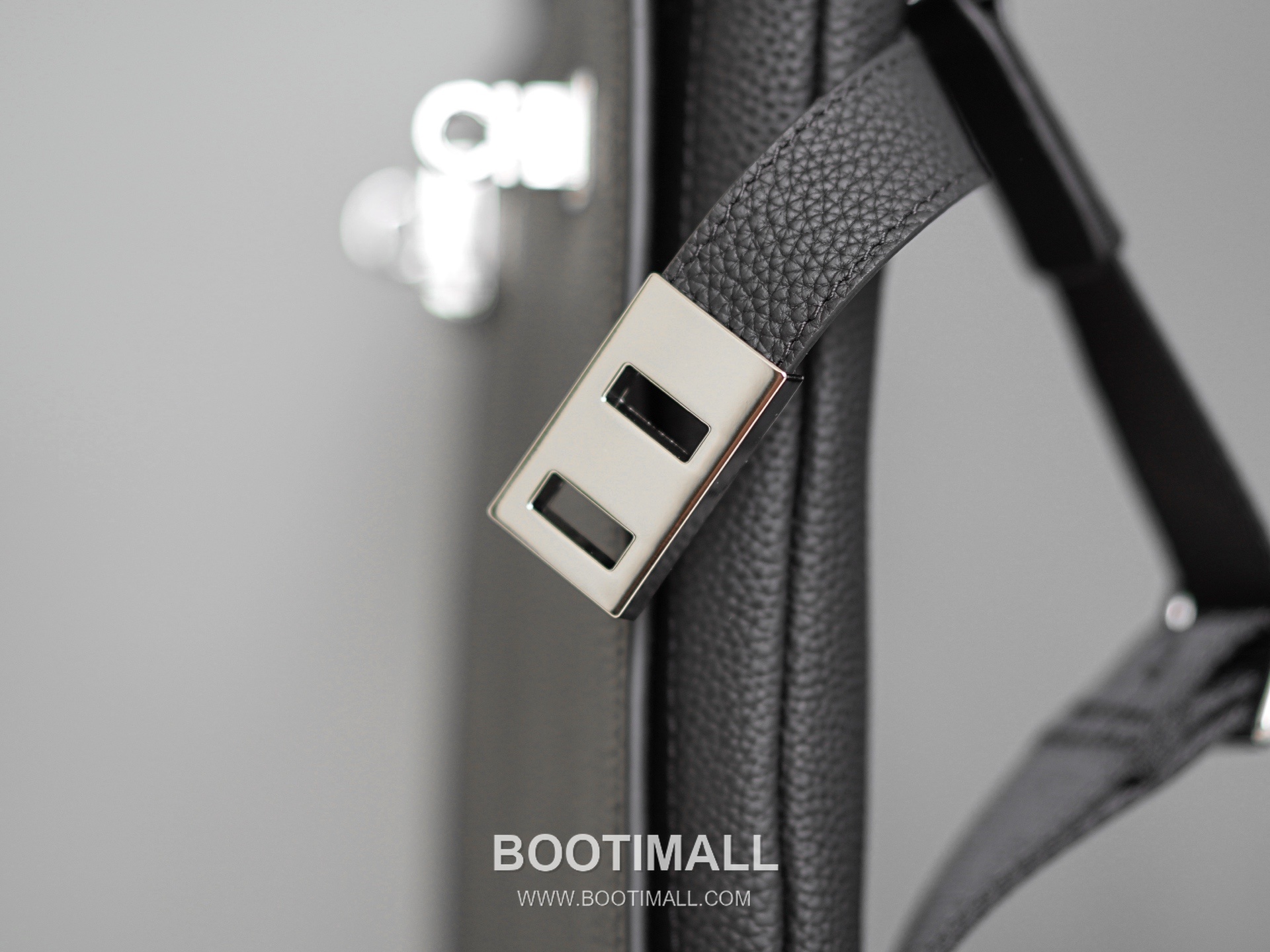 Salvatore Ferragamo Gancini Grained Calfskin Bucket Crossbody Bag with Front Zip Pocket 살바토레페라가모 간치니 그레인 카프스킨 프론트 지퍼 버킷 크로스바디백 2116088-4A 23.5cm 4