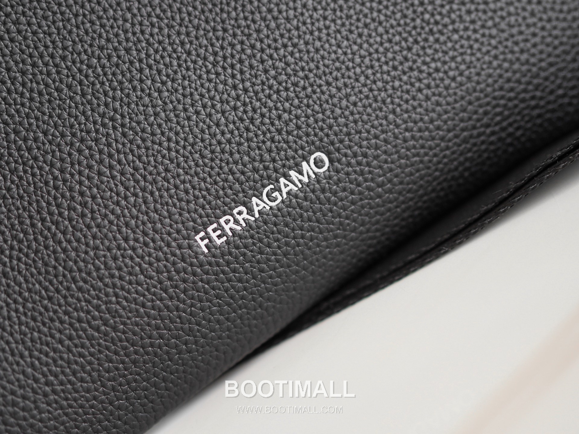 Salvatore Ferragamo Gancini Grained Calfskin Bucket Crossbody Bag with Front Zip Pocket 살바토레페라가모 간치니 그레인 카프스킨 프론트 지퍼 버킷 크로스바디백 2116088-4A 23.5cm 5