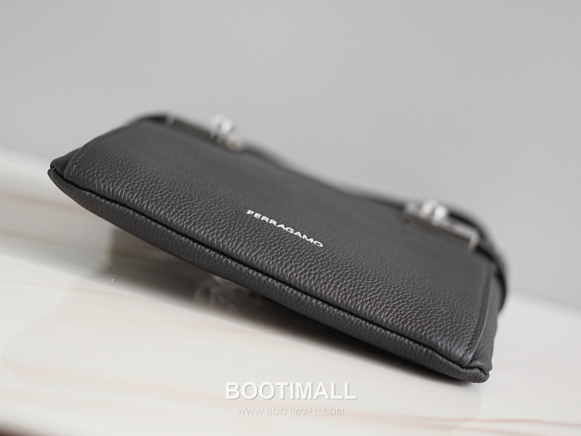 Salvatore Ferragamo Gancini Grained Calfskin Bucket Crossbody Bag with Front Zip Pocket 살바토레페라가모 간치니 그레인 카프스킨 프론트 지퍼 버킷 크로스바디백 2116088-4A 23.5cm 6