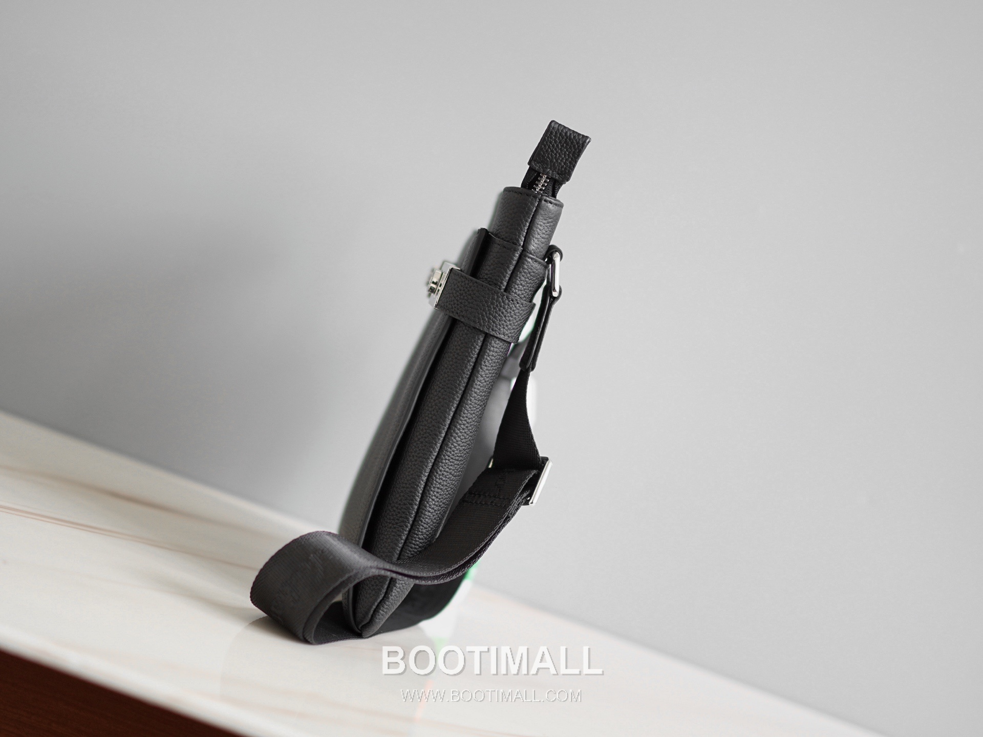 Salvatore Ferragamo Gancini Grained Calfskin Bucket Crossbody Bag with Front Zip Pocket 살바토레페라가모 간치니 그레인 카프스킨 프론트 지퍼 버킷 크로스바디백 2116088-4A 23.5cm 7