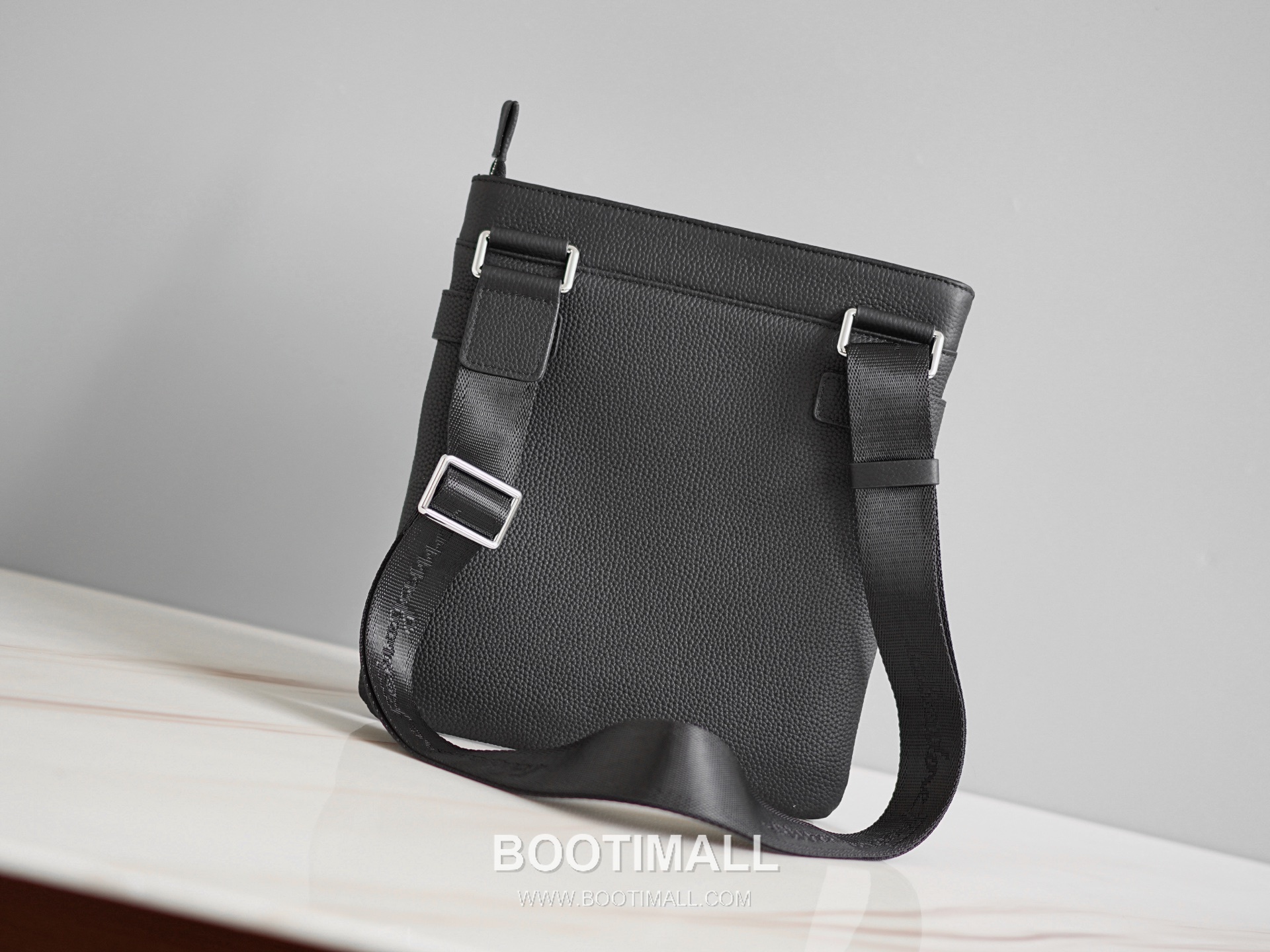 Salvatore Ferragamo Gancini Grained Calfskin Bucket Crossbody Bag with Front Zip Pocket 살바토레페라가모 간치니 그레인 카프스킨 프론트 지퍼 버킷 크로스바디백 2116088-4A 23.5cm 8