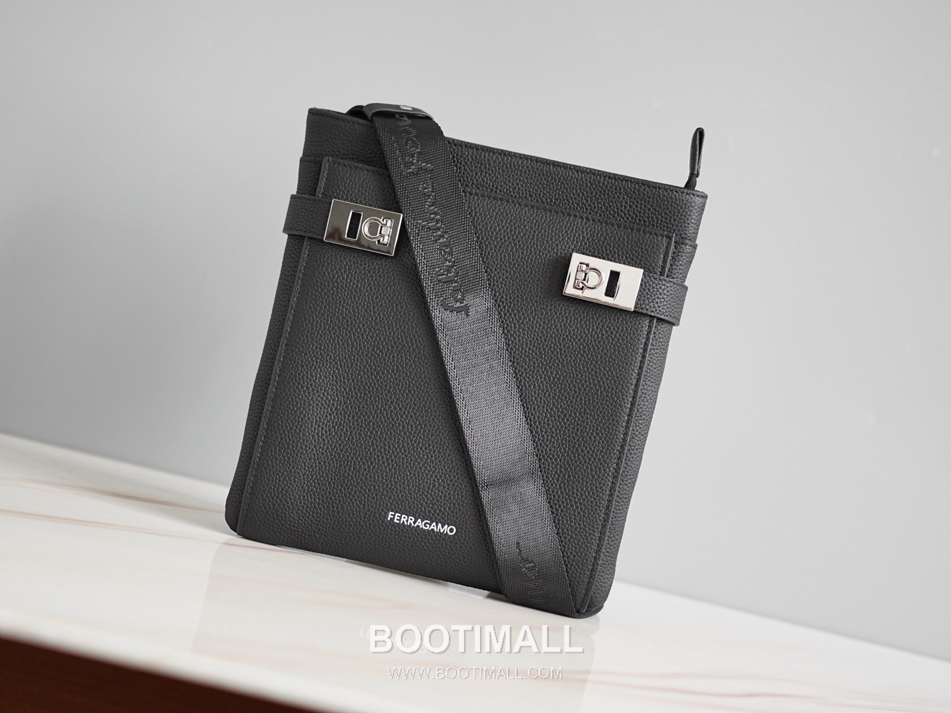 Salvatore Ferragamo Gancini Grained Calfskin Bucket Crossbody Bag with Front Zip Pocket 살바토레페라가모 간치니 그레인 카프스킨 프론트 지퍼 버킷 크로스바디백 2116088-4A 23.5cm 9