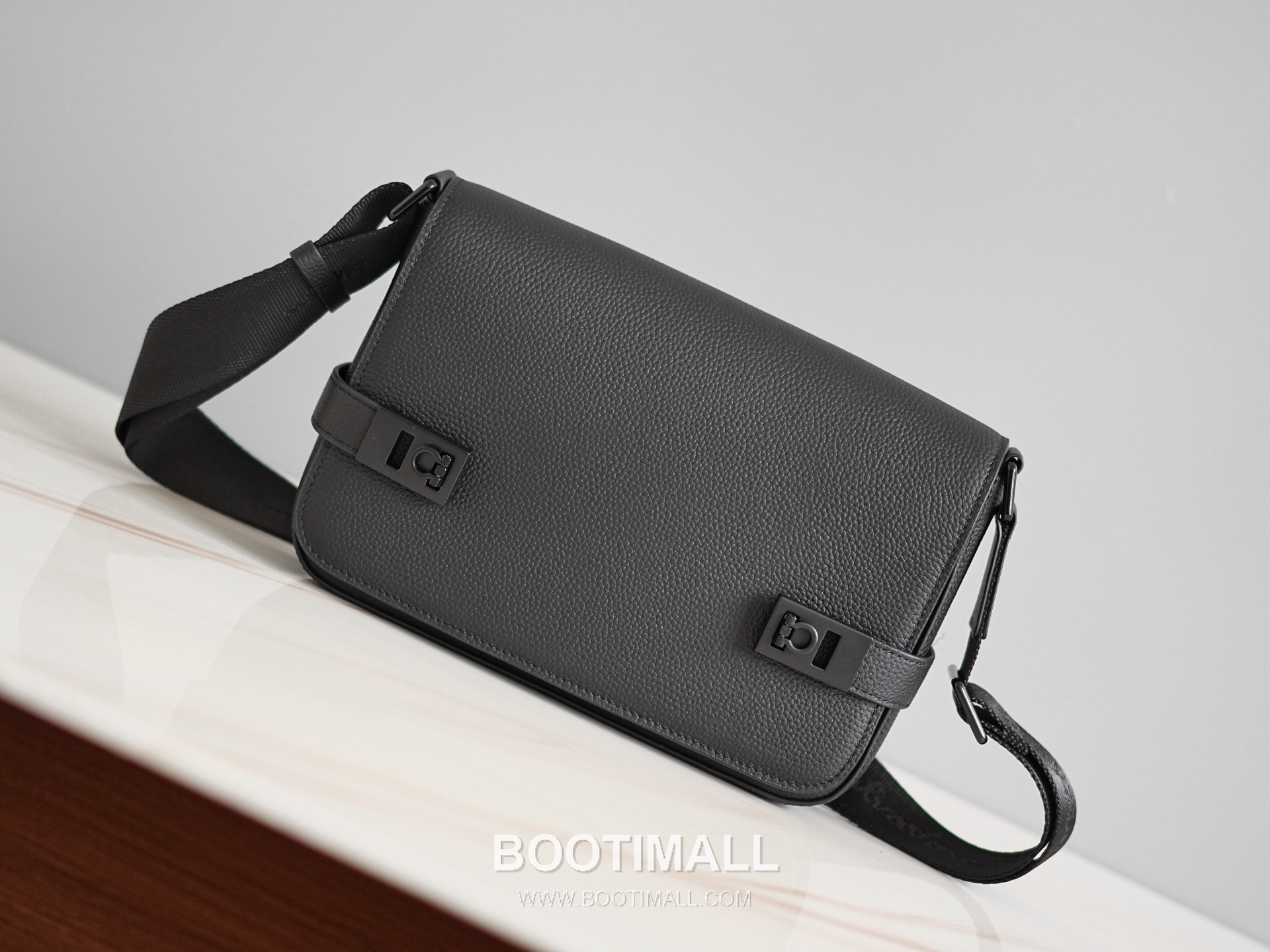 Salvatore Ferragamo Gancini Grained Calfskin Bucket Crossbody Bag with Front Zip Pocket 살바토레페라가모 간치니 그레인 카프스킨 프론트 지퍼 버킷 크로스바디백 2116086-2 27cm 1