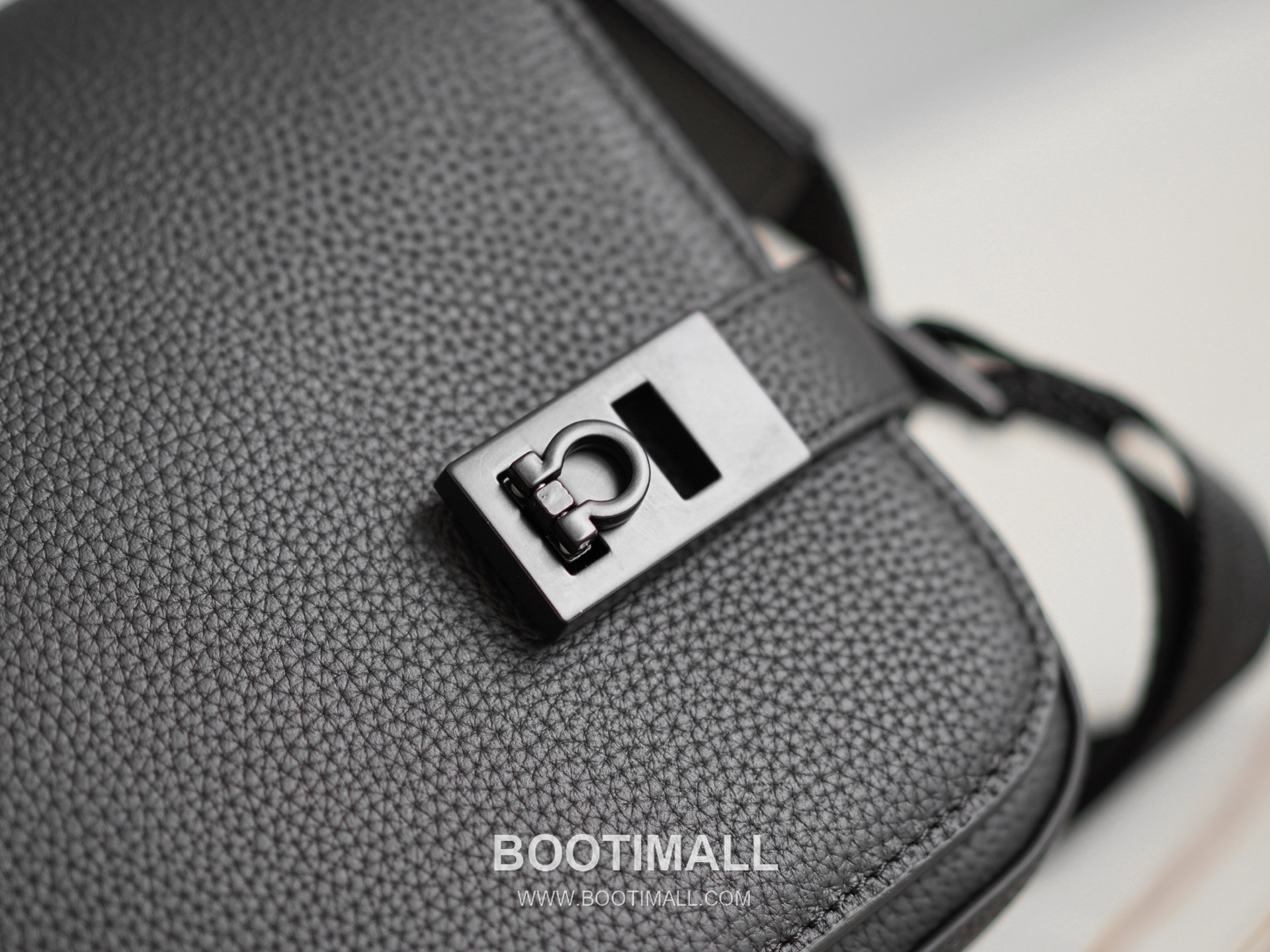 Salvatore Ferragamo Gancini Grained Calfskin Bucket Crossbody Bag with Front Zip Pocket 살바토레페라가모 간치니 그레인 카프스킨 프론트 지퍼 버킷 크로스바디백 2116086-2 27cm 2