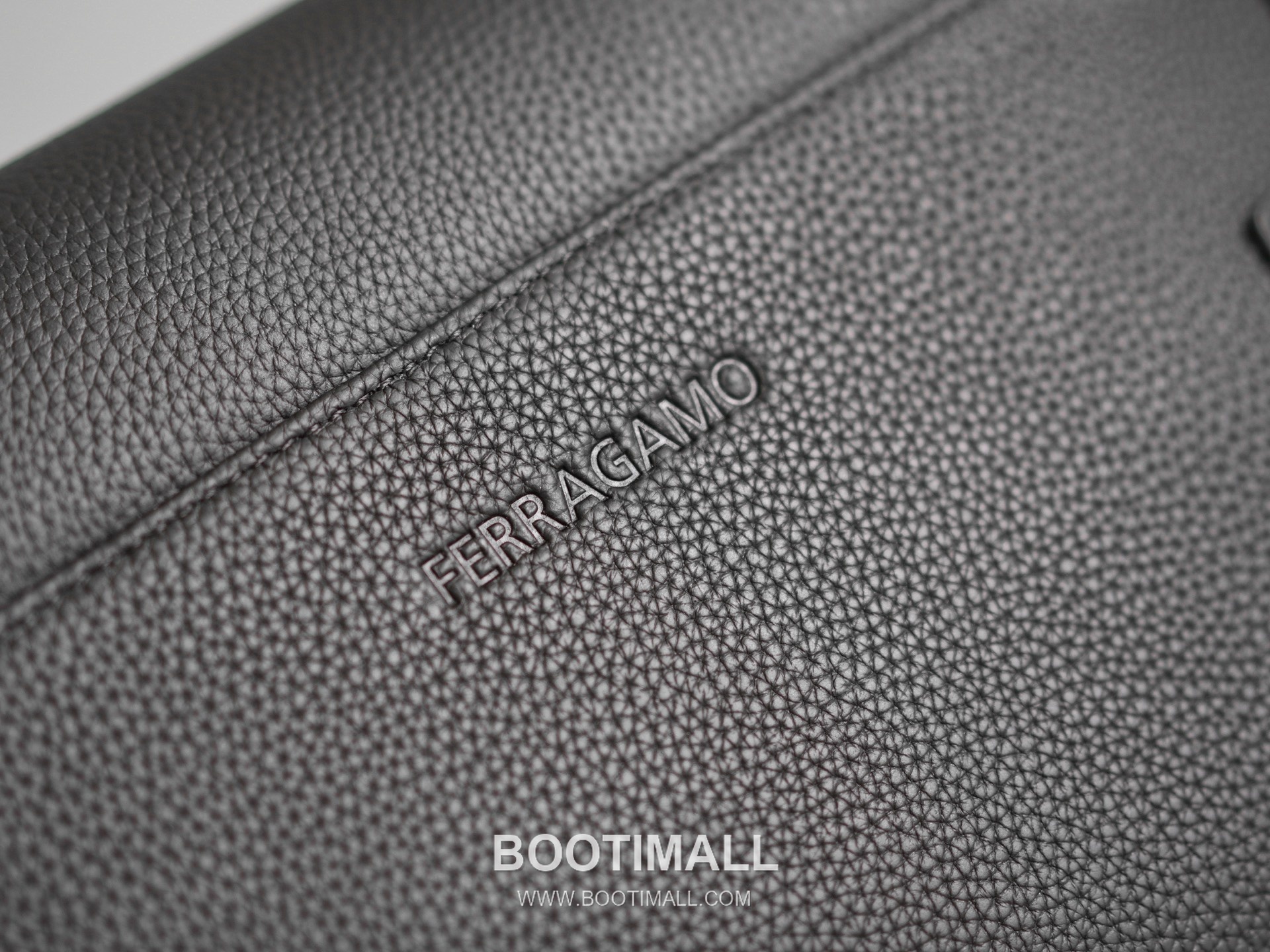 Salvatore Ferragamo Gancini Grained Calfskin Bucket Crossbody Bag with Front Zip Pocket 살바토레페라가모 간치니 그레인 카프스킨 프론트 지퍼 버킷 크로스바디백 2116086-2 27cm 3