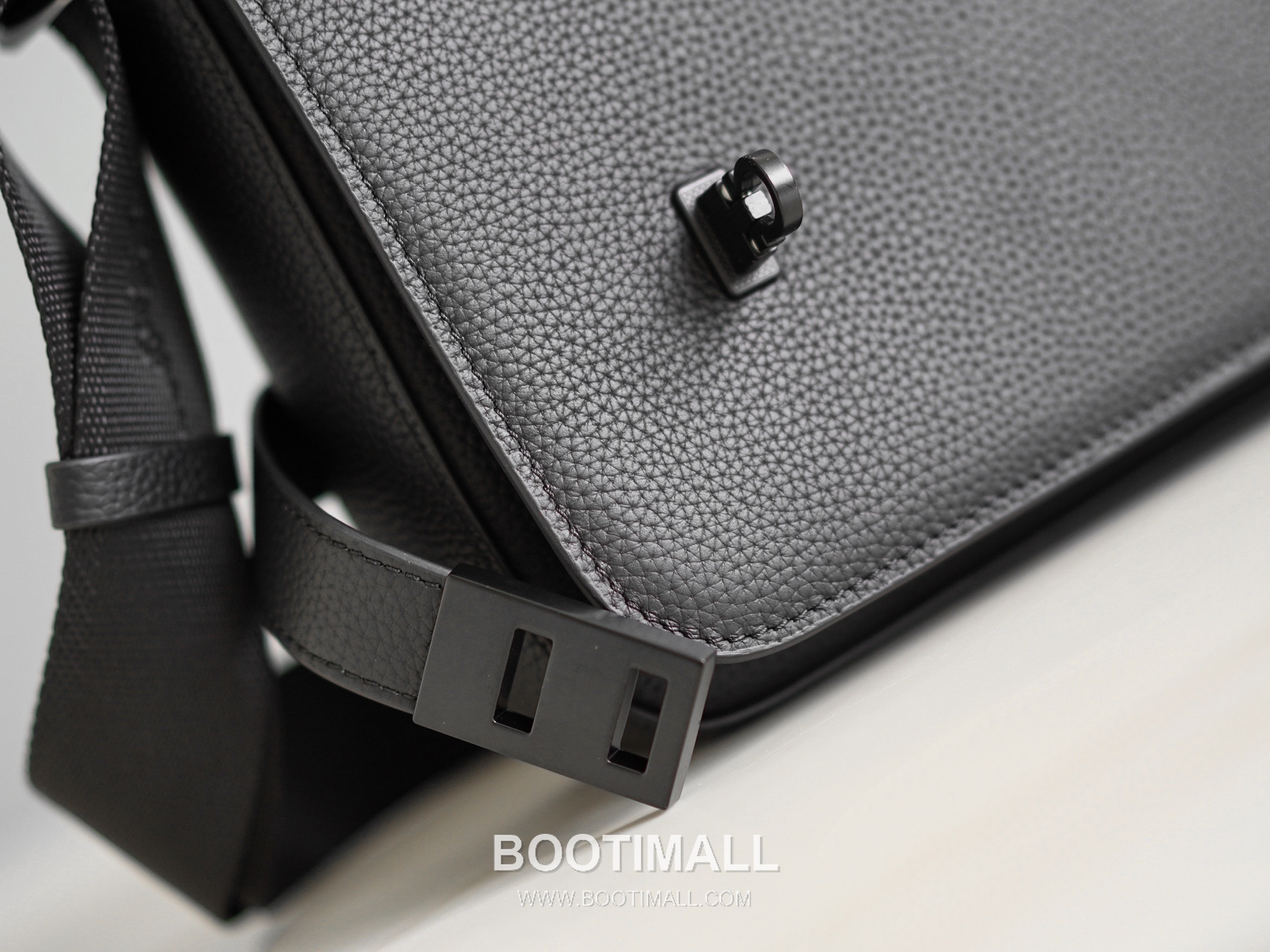 Salvatore Ferragamo Gancini Grained Calfskin Bucket Crossbody Bag with Front Zip Pocket 살바토레페라가모 간치니 그레인 카프스킨 프론트 지퍼 버킷 크로스바디백 2116086-2 27cm 4