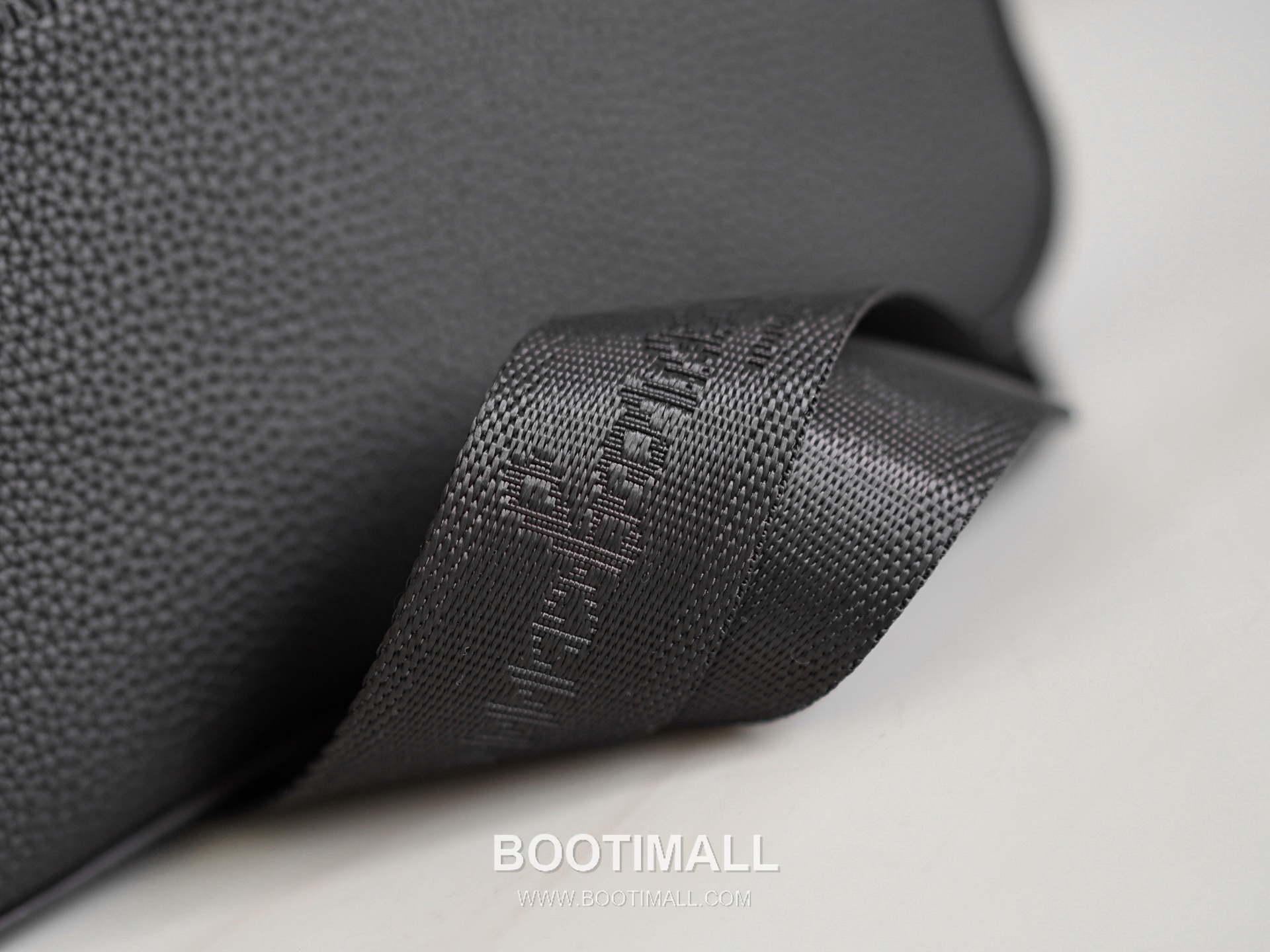 Salvatore Ferragamo Gancini Grained Calfskin Bucket Crossbody Bag with Front Zip Pocket 살바토레페라가모 간치니 그레인 카프스킨 프론트 지퍼 버킷 크로스바디백 2116086-2 27cm 5