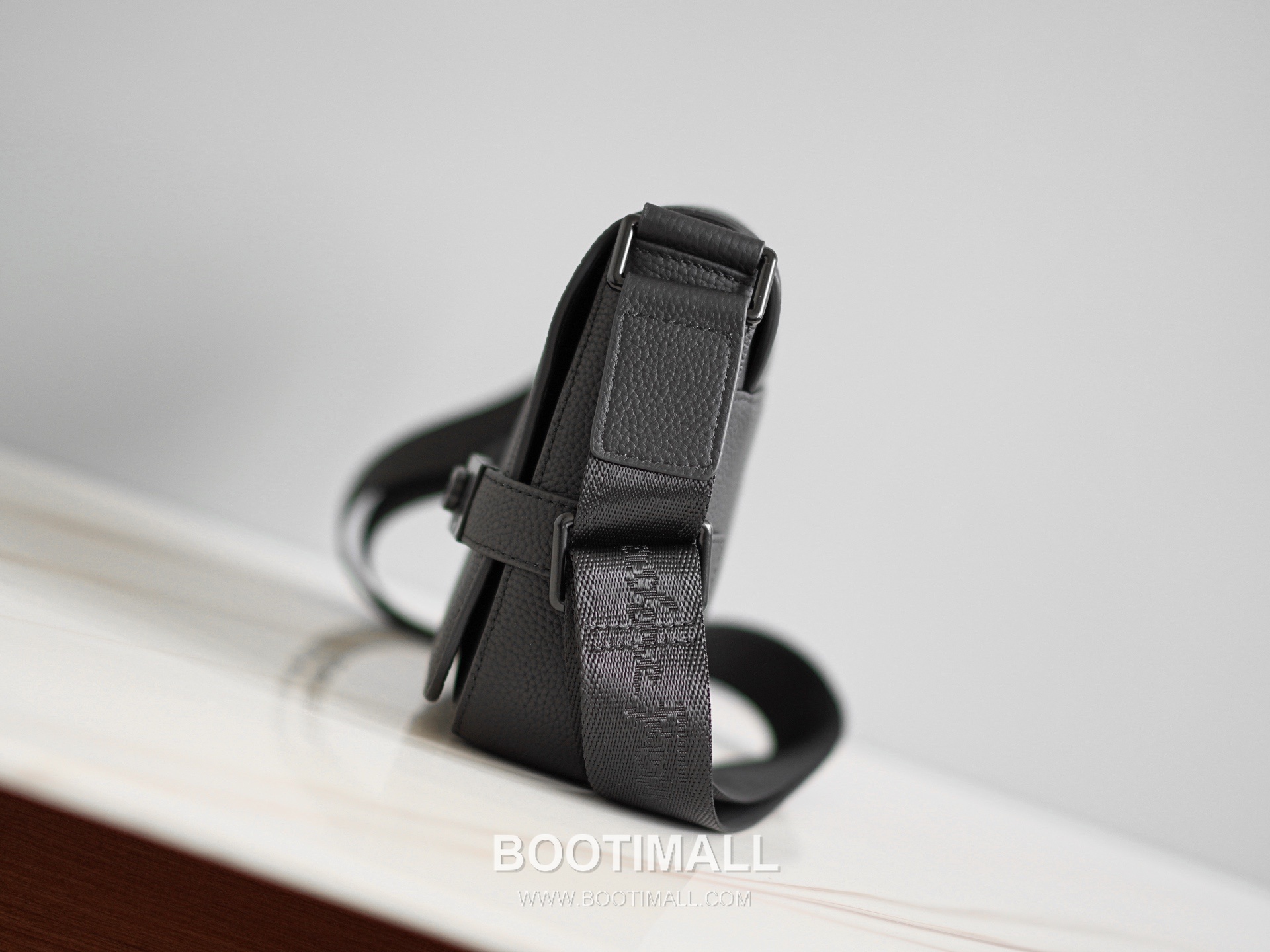 Salvatore Ferragamo Gancini Grained Calfskin Bucket Crossbody Bag with Front Zip Pocket 살바토레페라가모 간치니 그레인 카프스킨 프론트 지퍼 버킷 크로스바디백 2116086-2 27cm 6