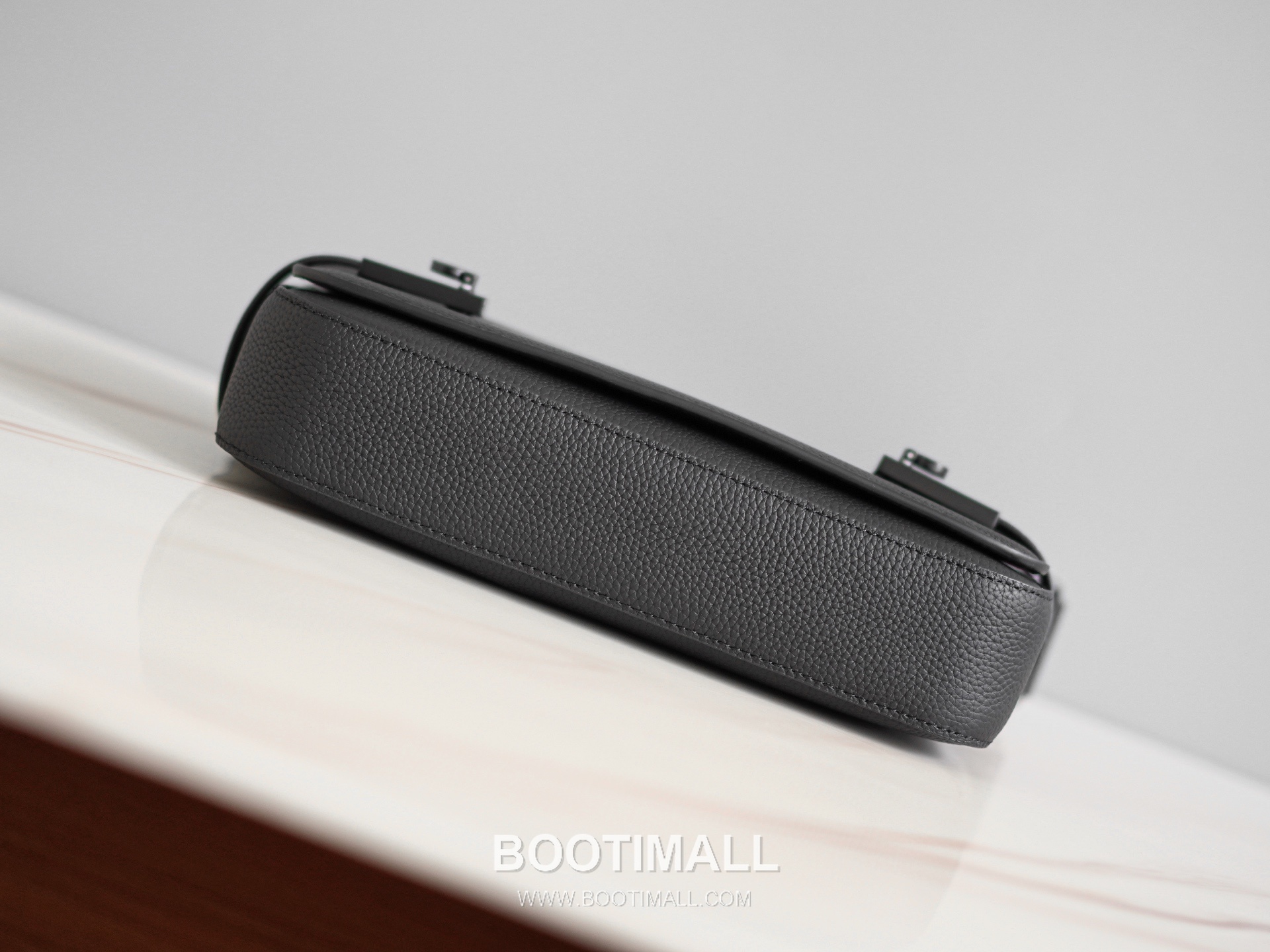 Salvatore Ferragamo Gancini Grained Calfskin Bucket Crossbody Bag with Front Zip Pocket 살바토레페라가모 간치니 그레인 카프스킨 프론트 지퍼 버킷 크로스바디백 2116086-2 27cm 7