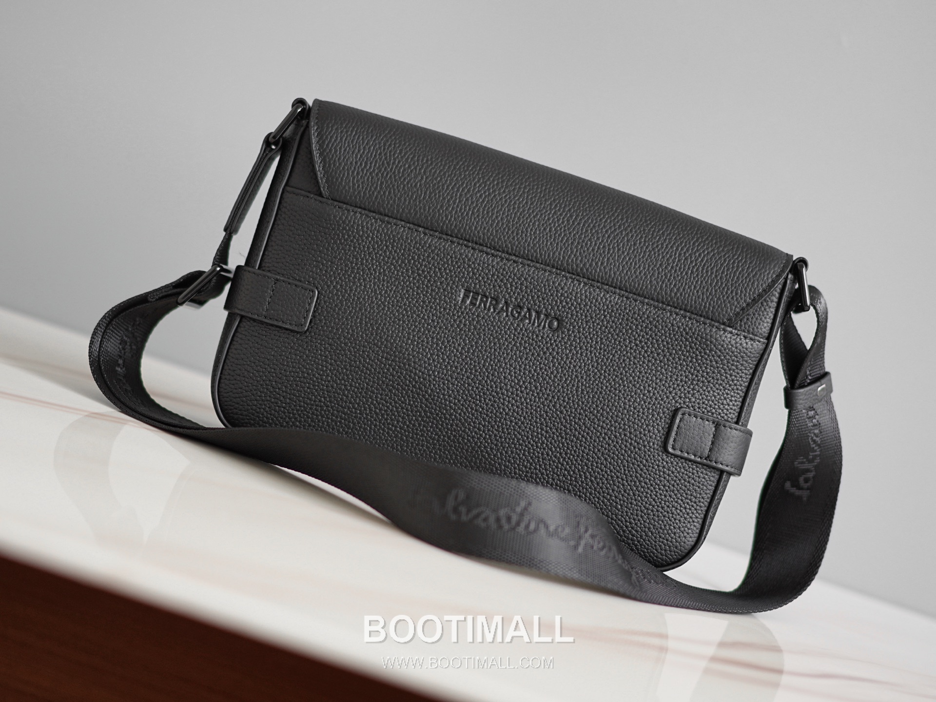 Salvatore Ferragamo Gancini Grained Calfskin Bucket Crossbody Bag with Front Zip Pocket 살바토레페라가모 간치니 그레인 카프스킨 프론트 지퍼 버킷 크로스바디백 2116086-2 27cm 8