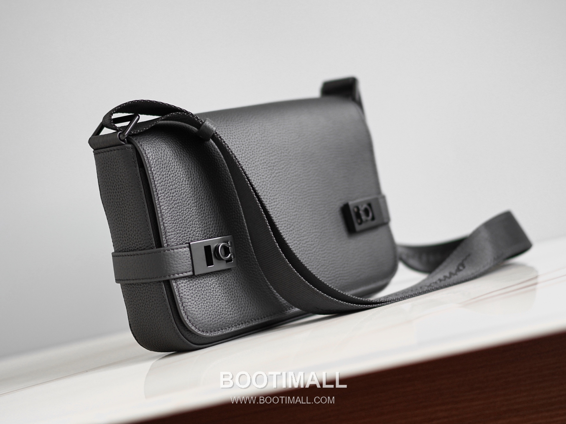 Salvatore Ferragamo Gancini Grained Calfskin Bucket Crossbody Bag with Front Zip Pocket 살바토레페라가모 간치니 그레인 카프스킨 프론트 지퍼 버킷 크로스바디백 2116086-2 27cm 9