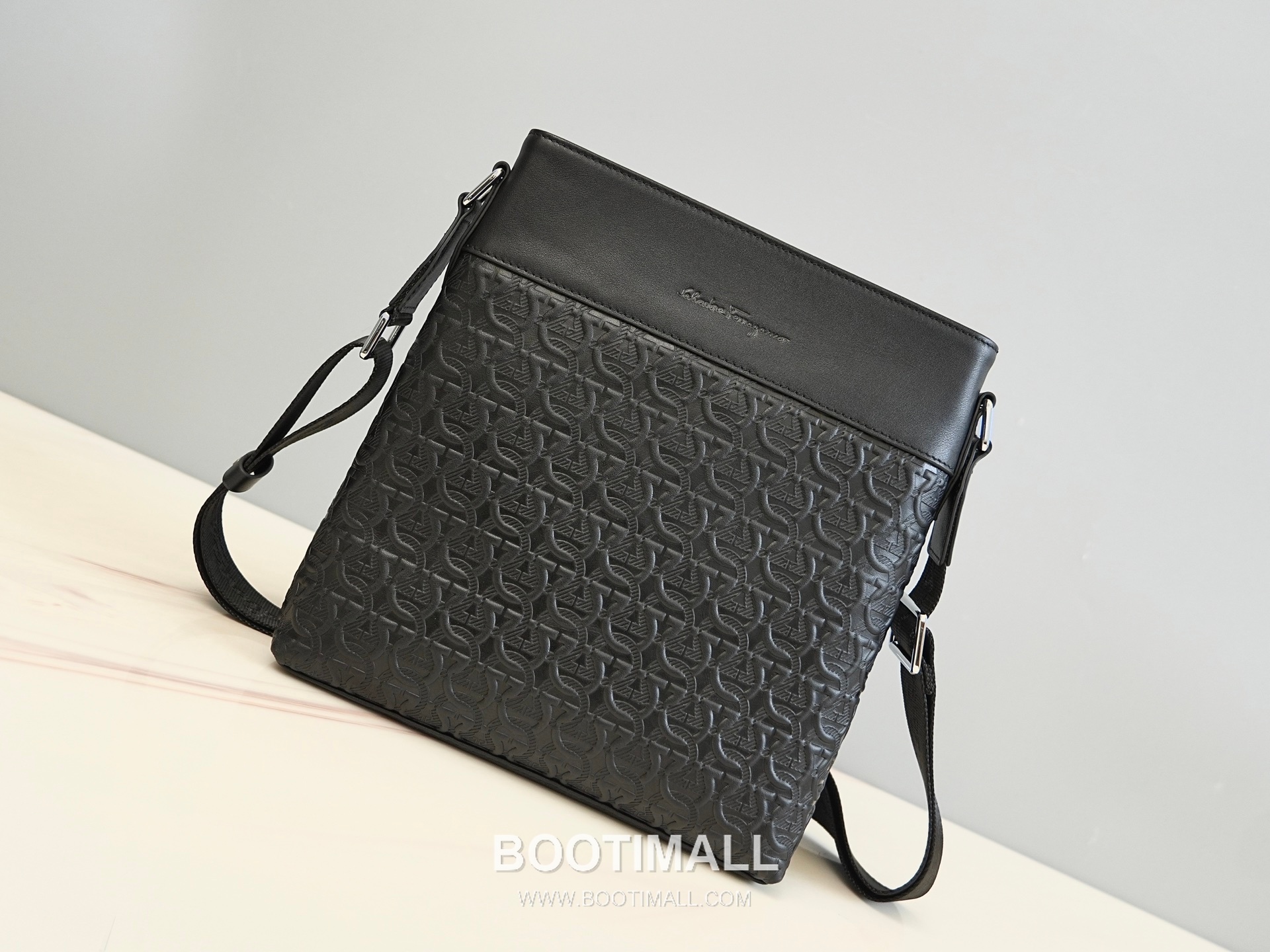 Salvatore Ferragamo Gancini Embossed Calfskin Crossbody Bag with Front Zip Pocket Strap Detail 살바토레페라가모 간치니 엠보스 카프스킨 프론트 지퍼 크로스바디백 H2116085 26cm 1