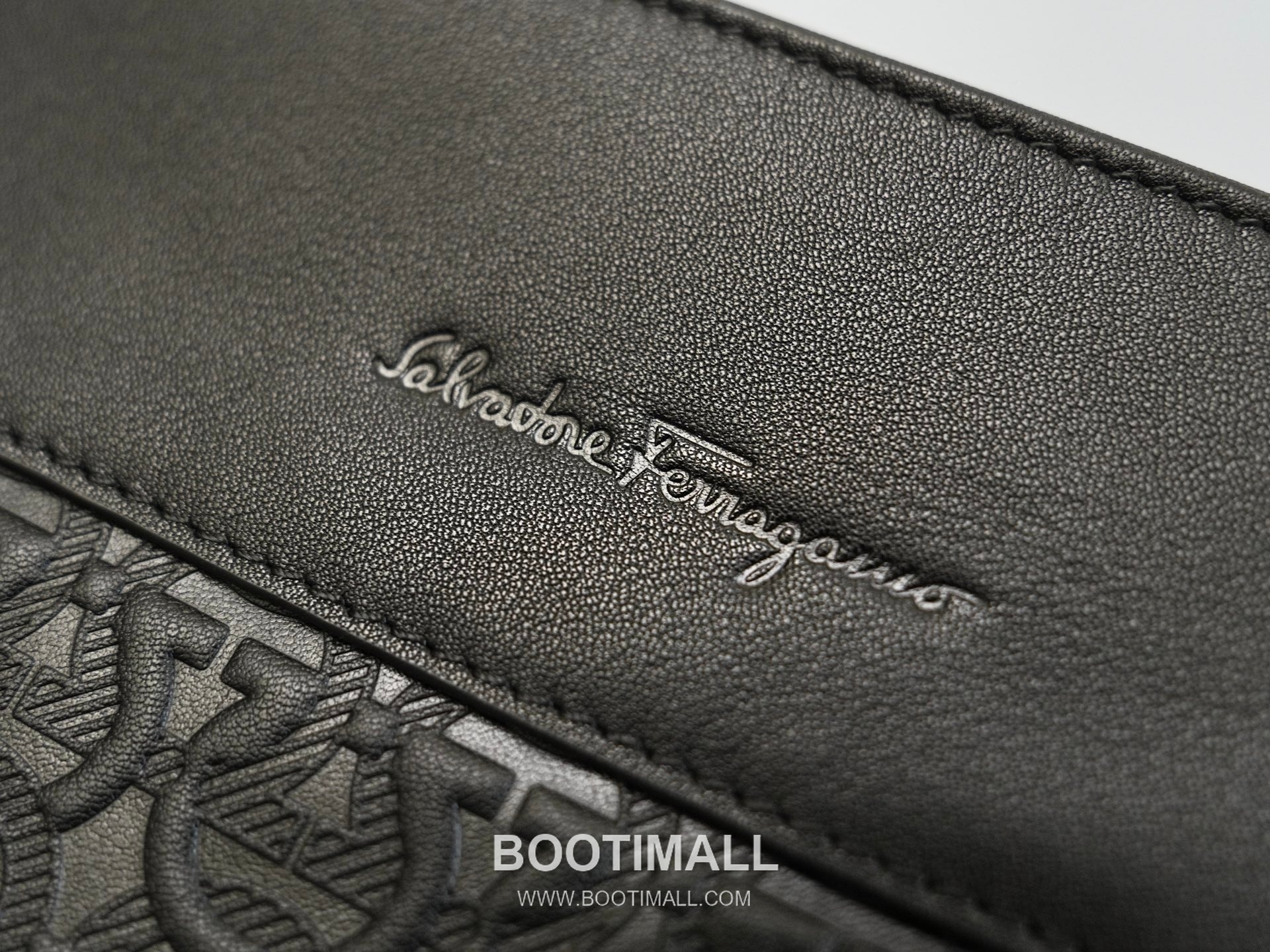 Salvatore Ferragamo Gancini Embossed Calfskin Crossbody Bag with Front Zip Pocket Strap Detail 살바토레페라가모 간치니 엠보스 카프스킨 프론트 지퍼 크로스바디백 H2116085 26cm 2