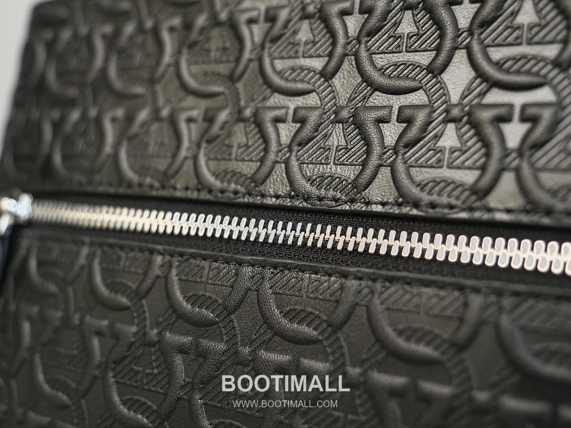 Salvatore Ferragamo Gancini Embossed Calfskin Crossbody Bag with Front Zip Pocket Strap Detail 살바토레페라가모 간치니 엠보스 카프스킨 프론트 지퍼 크로스바디백 H2116085 26cm 3