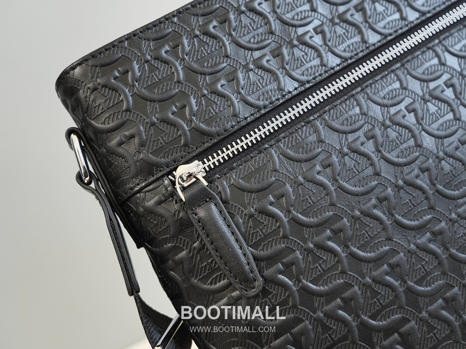 Salvatore Ferragamo Gancini Embossed Calfskin Crossbody Bag with Front Zip Pocket Strap Detail 살바토레페라가모 간치니 엠보스 카프스킨 프론트 지퍼 크로스바디백 H2116085 26cm 4