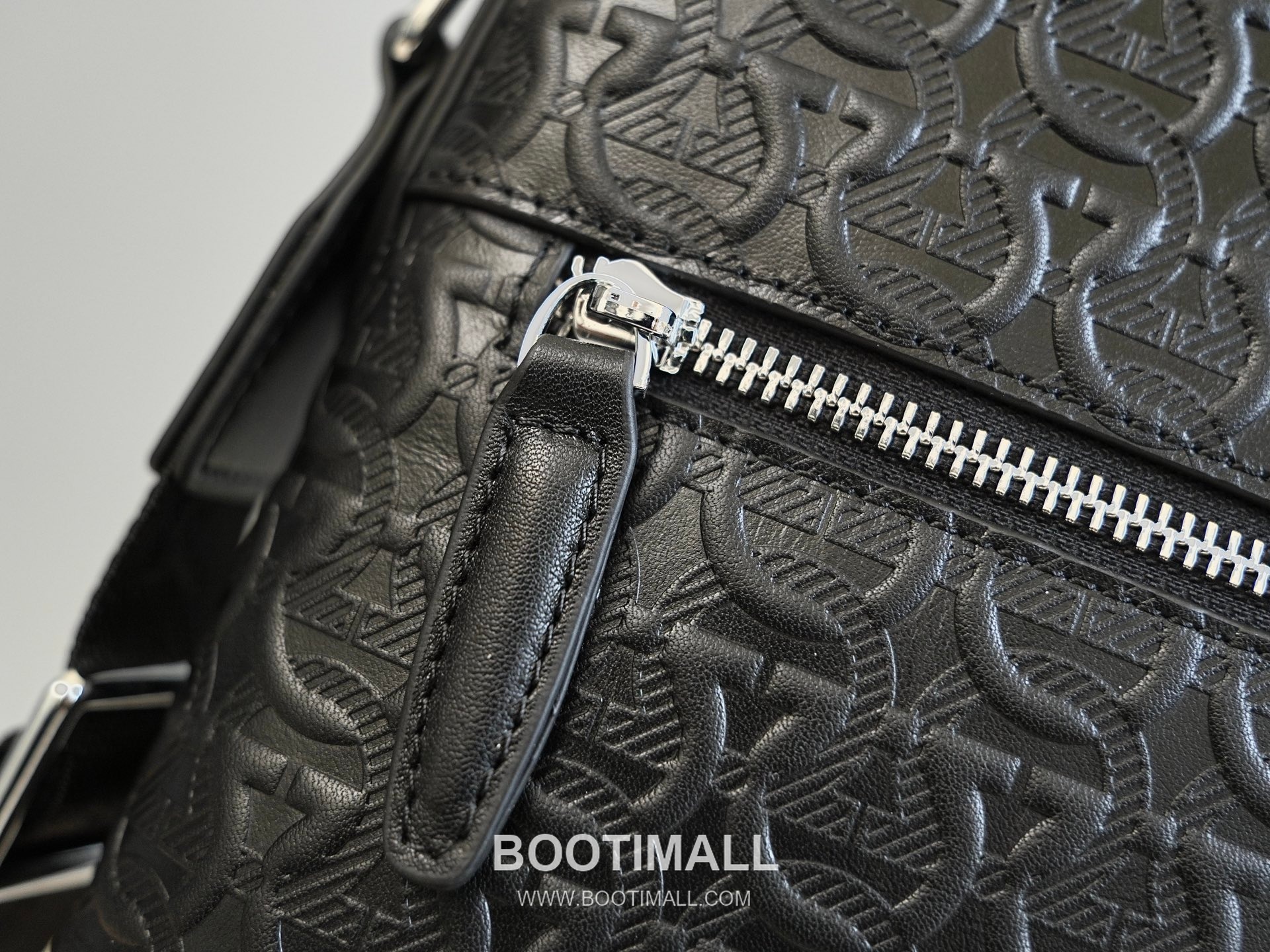 Salvatore Ferragamo Gancini Embossed Calfskin Crossbody Bag with Front Zip Pocket Strap Detail 살바토레페라가모 간치니 엠보스 카프스킨 프론트 지퍼 크로스바디백 H2116085 26cm 5