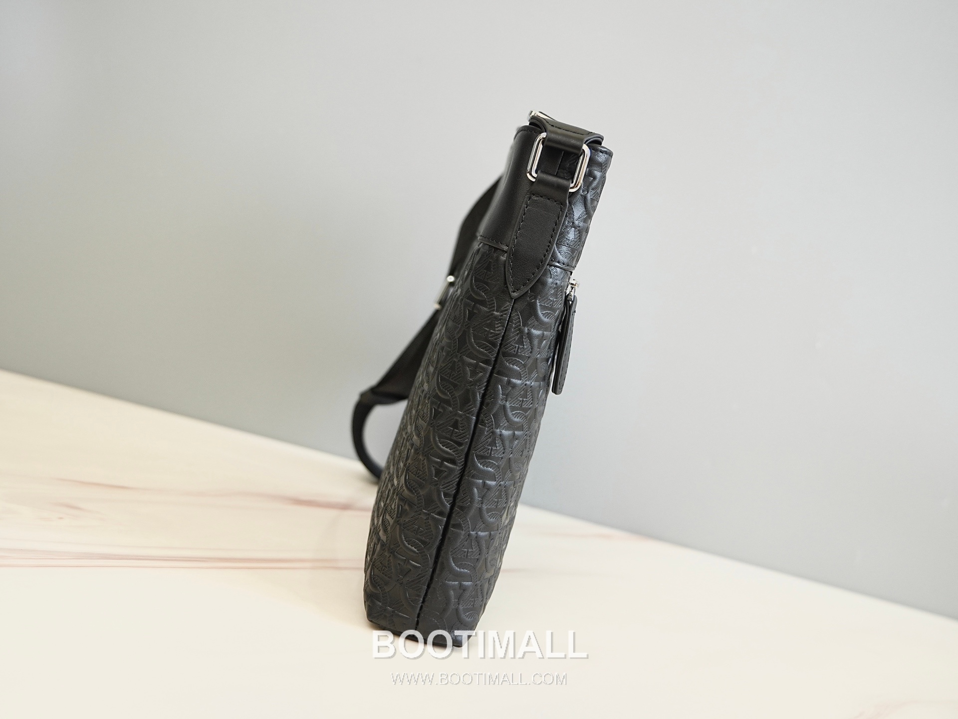 Salvatore Ferragamo Gancini Embossed Calfskin Crossbody Bag with Front Zip Pocket Strap Detail 살바토레페라가모 간치니 엠보스 카프스킨 프론트 지퍼 크로스바디백 H2116085 26cm 6