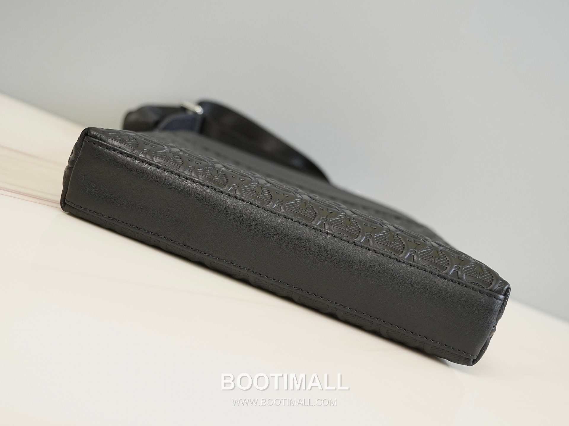 Salvatore Ferragamo Gancini Embossed Calfskin Crossbody Bag with Front Zip Pocket Strap Detail 살바토레페라가모 간치니 엠보스 카프스킨 프론트 지퍼 크로스바디백 H2116085 26cm 7