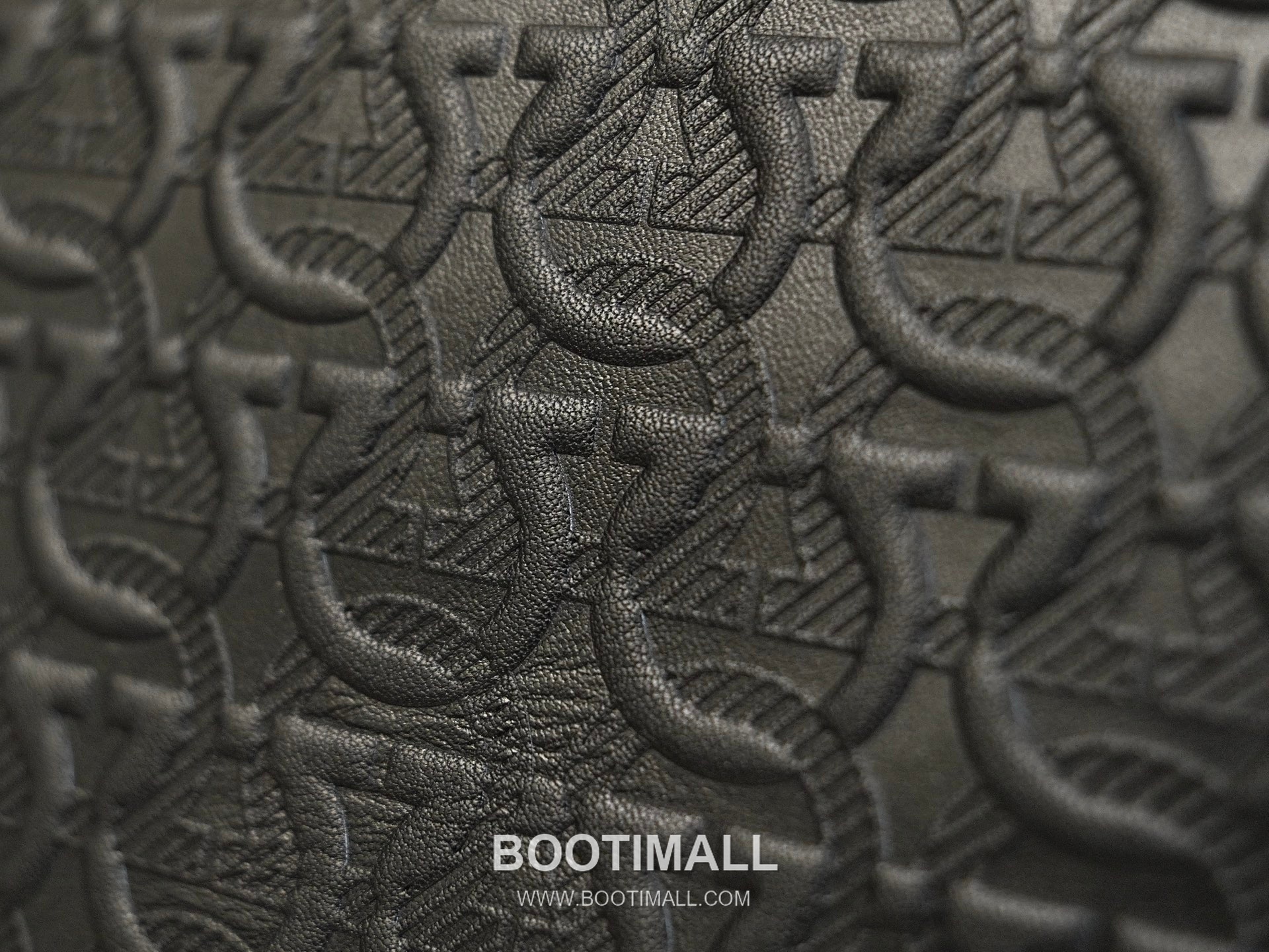 Salvatore Ferragamo Gancini Embossed Calfskin Crossbody Bag with Front Zip Pocket Strap Detail 살바토레페라가모 간치니 엠보스 카프스킨 프론트 지퍼 크로스바디백 H2116085 26cm 8