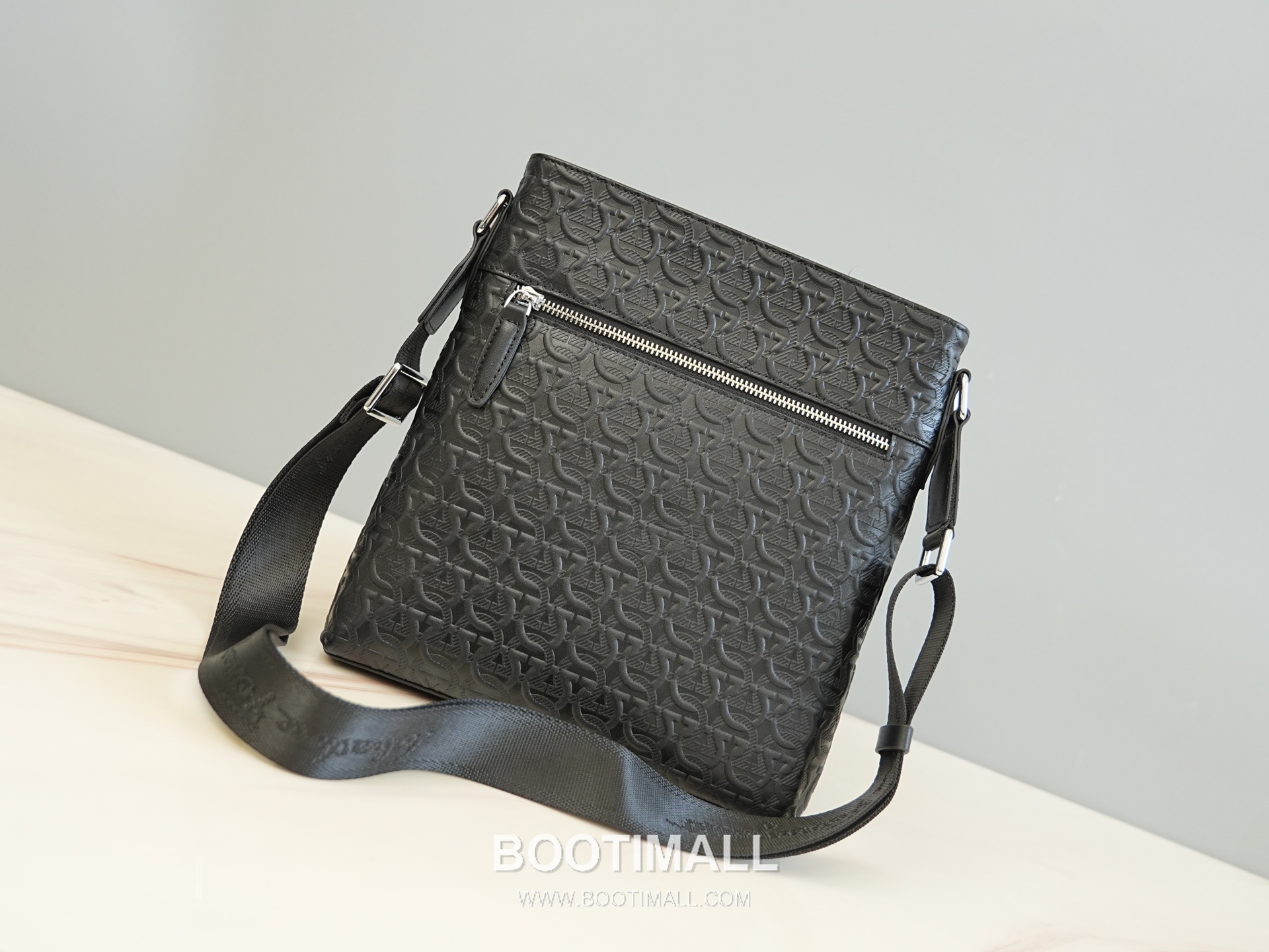 Salvatore Ferragamo Gancini Embossed Calfskin Crossbody Bag with Front Zip Pocket Strap Detail 살바토레페라가모 간치니 엠보스 카프스킨 프론트 지퍼 크로스바디백 H2116085 26cm 9