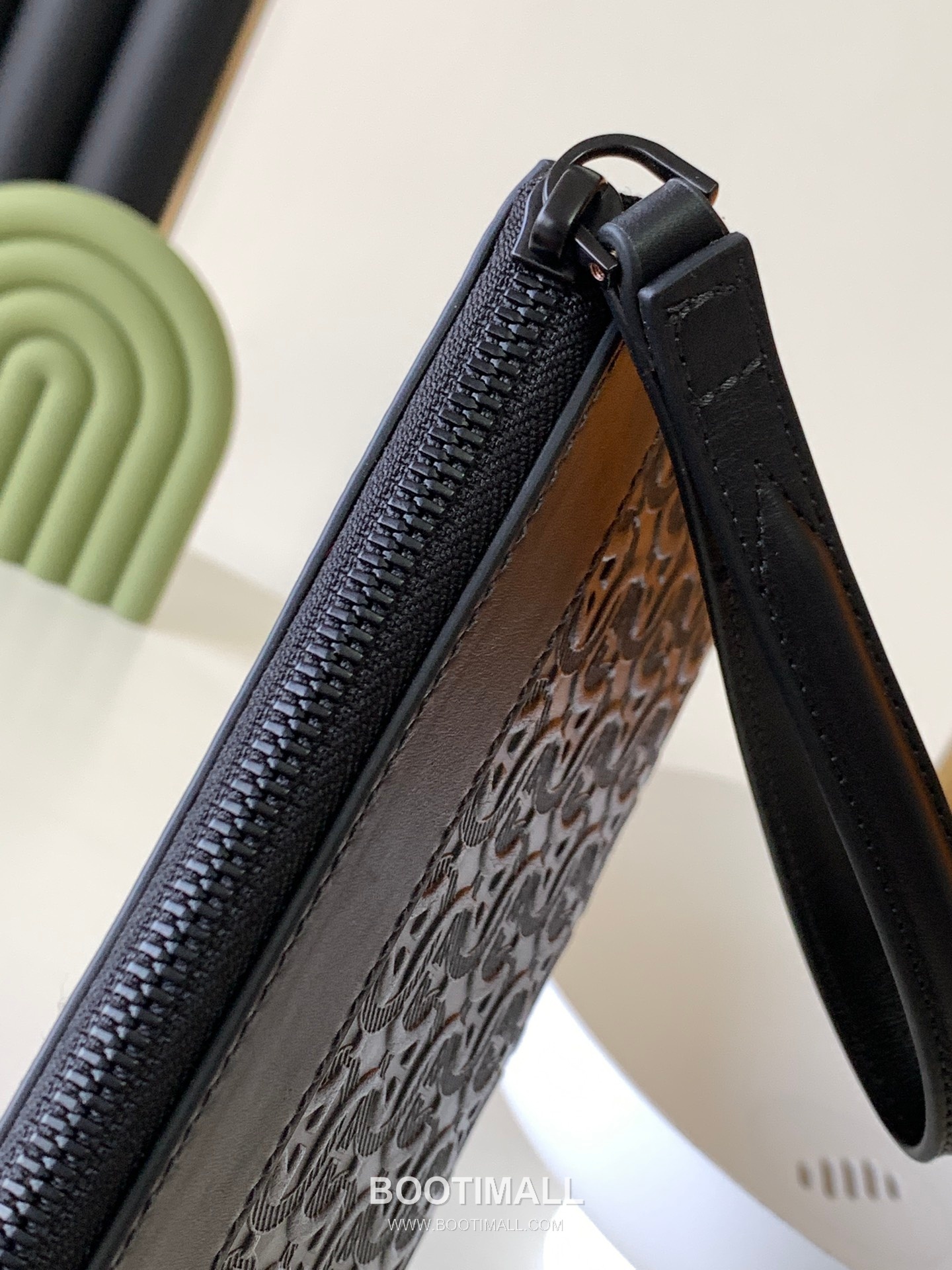 Salvatore Ferragamo Gancini Embossed Calfskin Zip Clutch Bag with Wrist Strap 살바토레페라가모 간치니 엠보스 카프스킨 집 클러치백 IY-240280 25cm 3