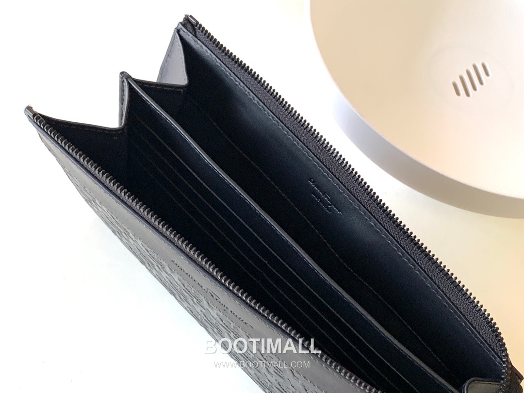 Salvatore Ferragamo Gancini Embossed Calfskin Zip Clutch Bag with Wrist Strap 살바토레페라가모 간치니 엠보스 카프스킨 집 클러치백 IY-240280 25cm 4