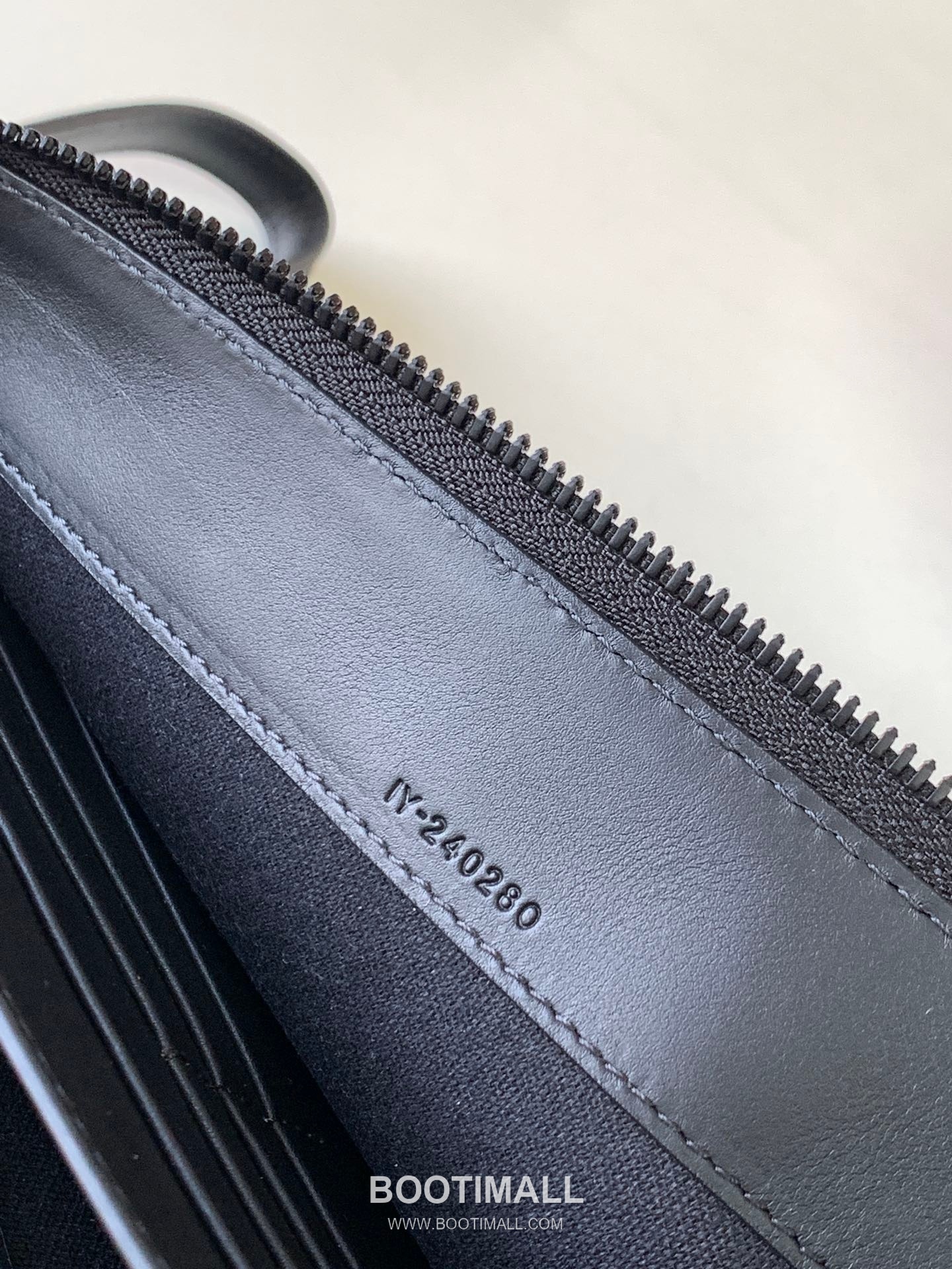 Salvatore Ferragamo Gancini Embossed Calfskin Zip Clutch Bag with Wrist Strap 살바토레페라가모 간치니 엠보스 카프스킨 집 클러치백 IY-240280 25cm 5