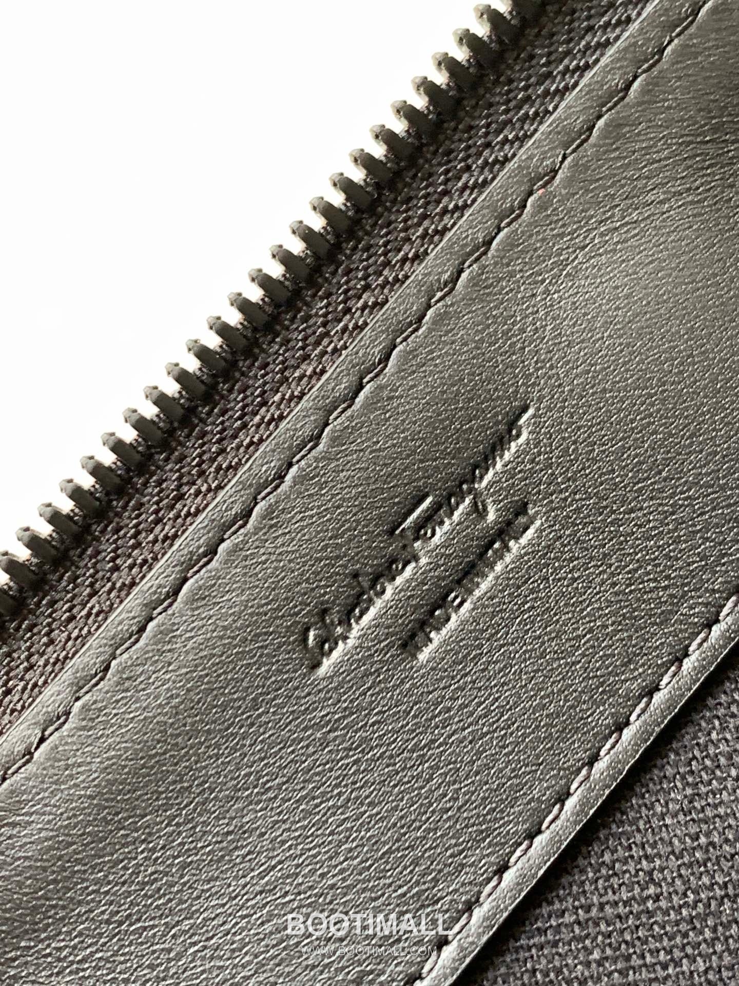 Salvatore Ferragamo Gancini Embossed Calfskin Zip Clutch Bag with Wrist Strap 살바토레페라가모 간치니 엠보스 카프스킨 집 클러치백 IY-240280 25cm 6