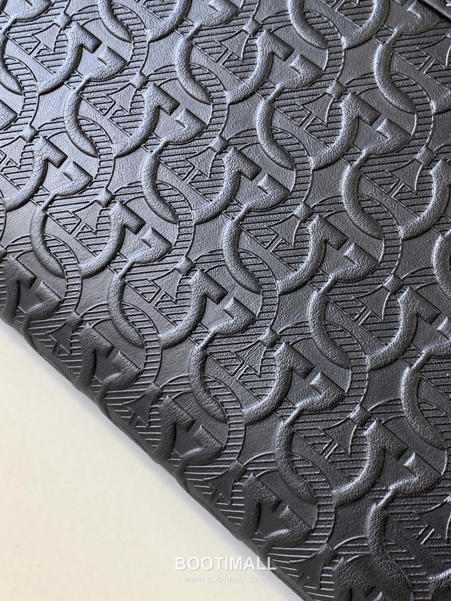 Salvatore Ferragamo Gancini Embossed Calfskin Zip Clutch Bag with Wrist Strap 살바토레페라가모 간치니 엠보스 카프스킨 집 클러치백 IY-240280 25cm 7