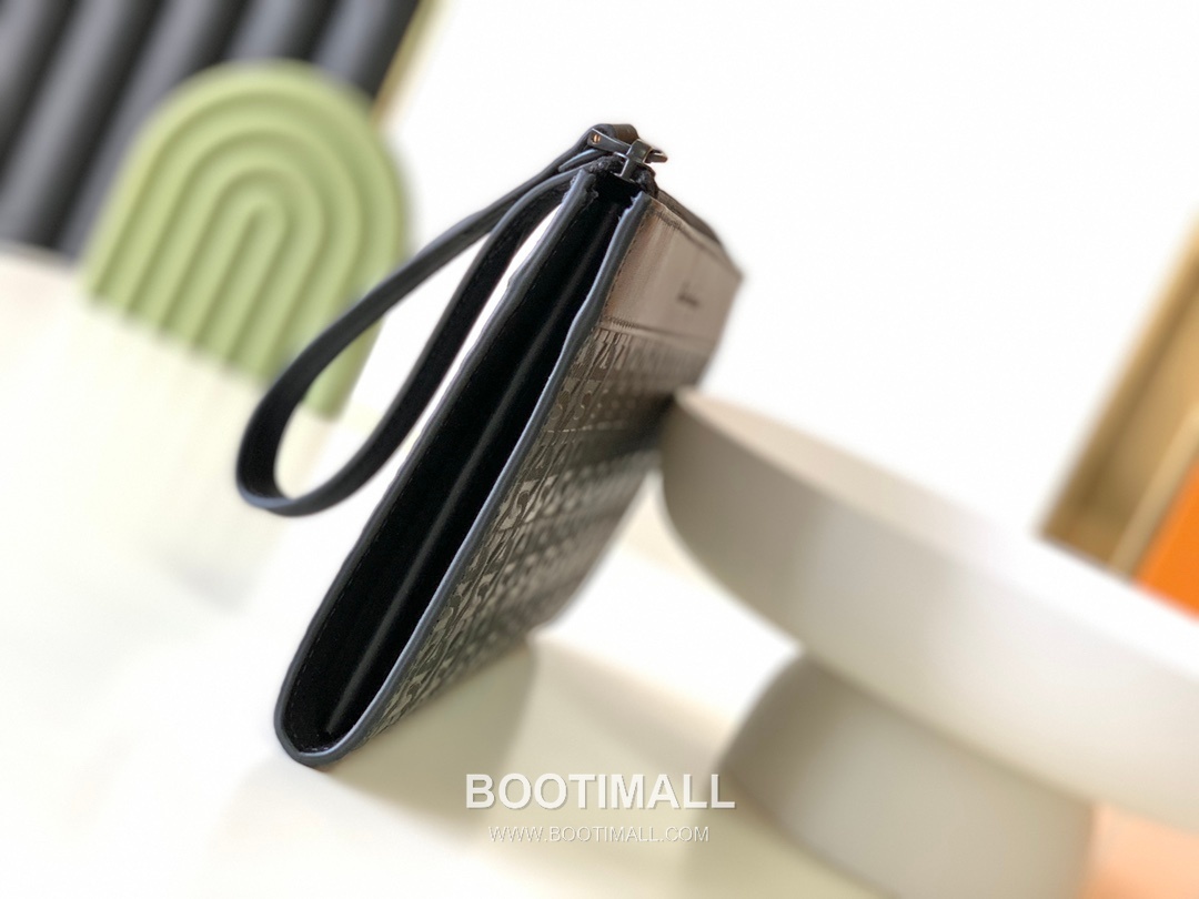 Salvatore Ferragamo Gancini Embossed Calfskin Zip Clutch Bag with Wrist Strap 살바토레페라가모 간치니 엠보스 카프스킨 집 클러치백 IY-240280 25cm 8