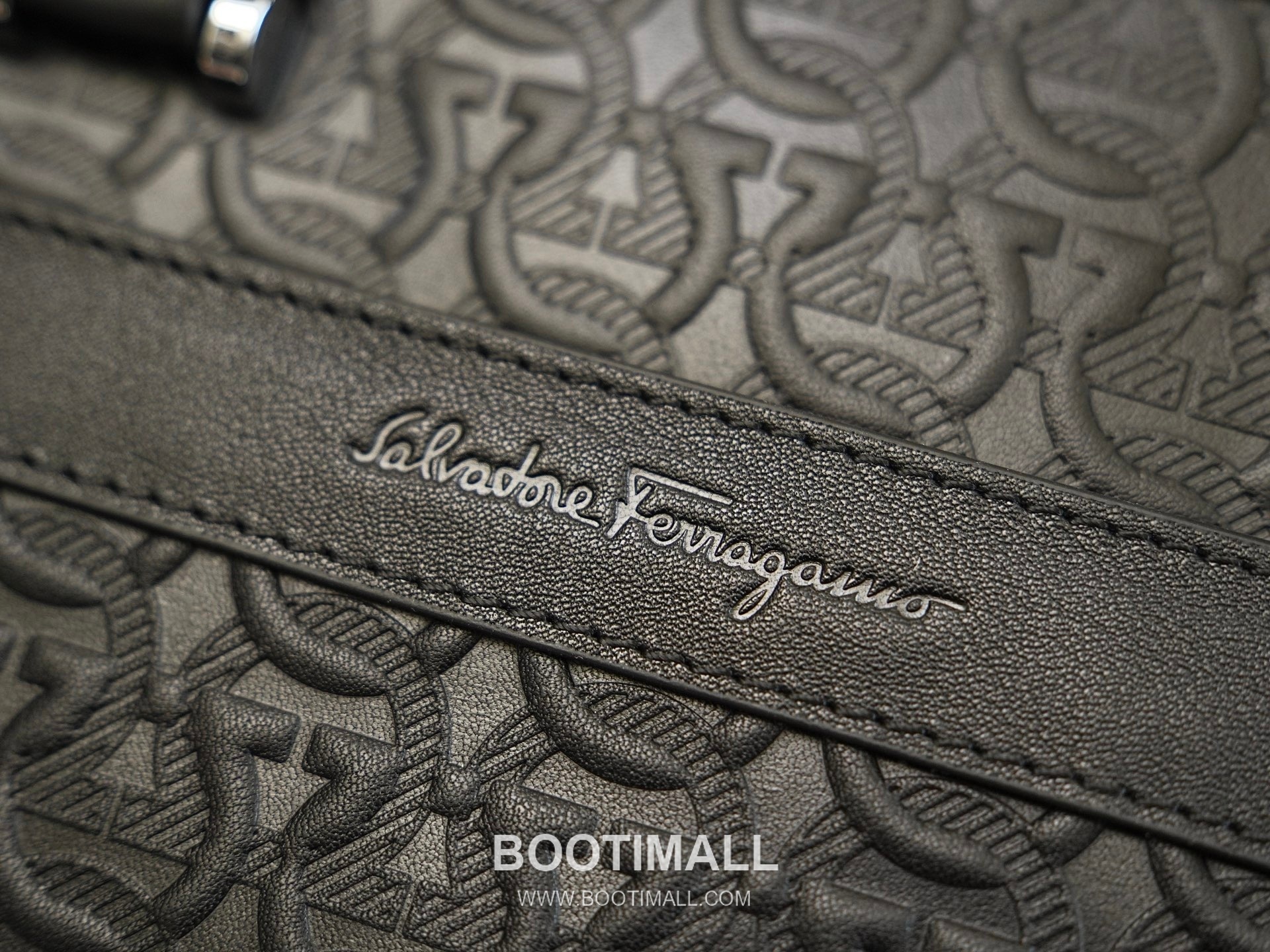 Salvatore Ferragamo Gancini Embossed Calfskin Briefcase Crossbody Bag with Front Zip Pocket 살바토레페라가모 간치니 엠보스 카프스킨 프론트 지퍼 브리프케이스 크로스바디백 H2116079 39cm 2