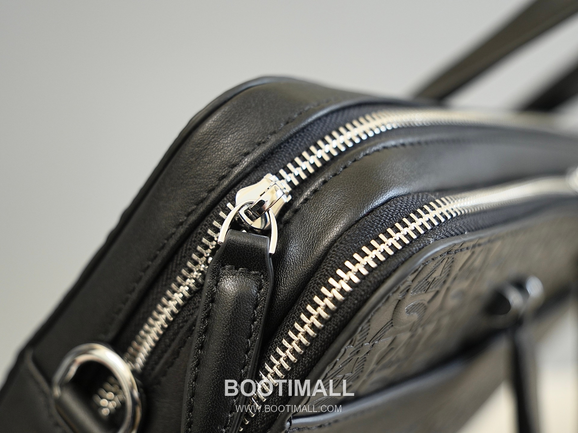 Salvatore Ferragamo Gancini Embossed Calfskin Briefcase Crossbody Bag with Front Zip Pocket 살바토레페라가모 간치니 엠보스 카프스킨 프론트 지퍼 브리프케이스 크로스바디백 H2116079 39cm 6